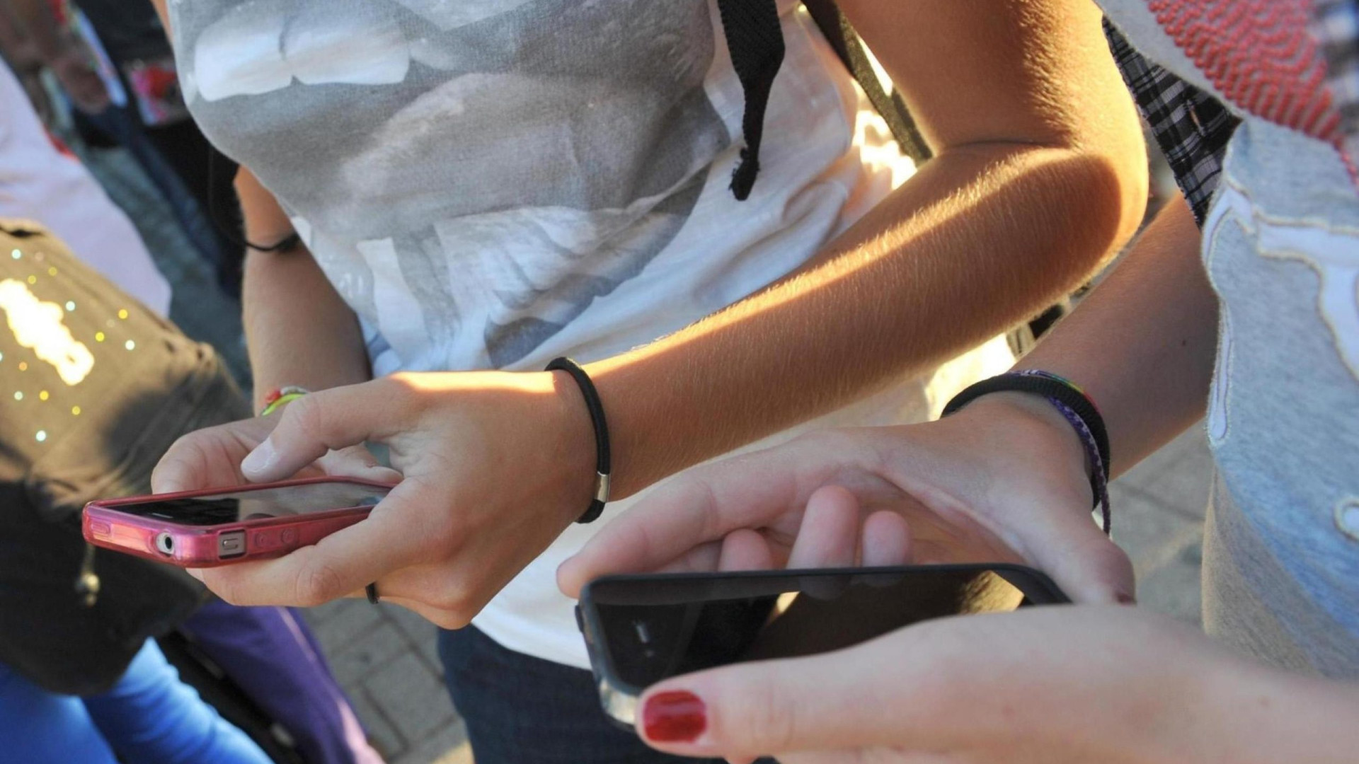 Cellulare a scuola sì o no: dopo il caso di Bologna, ecco cosa succede a Piacenza