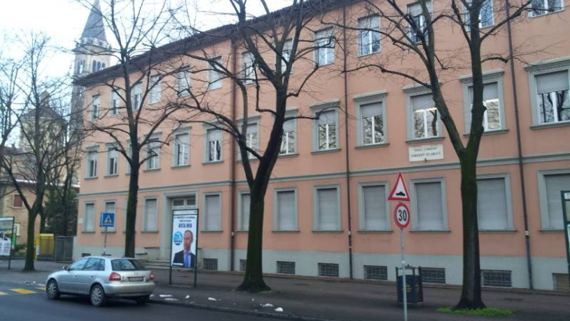 Ladri-vandali alla scuola De Amicis, distrutti alcuni banchi e rubato un tablet