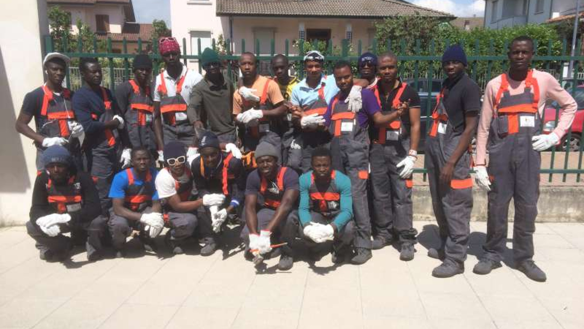 Scuola della Besurica, intonaci realizzati dai migranti: consegnati gli attestati