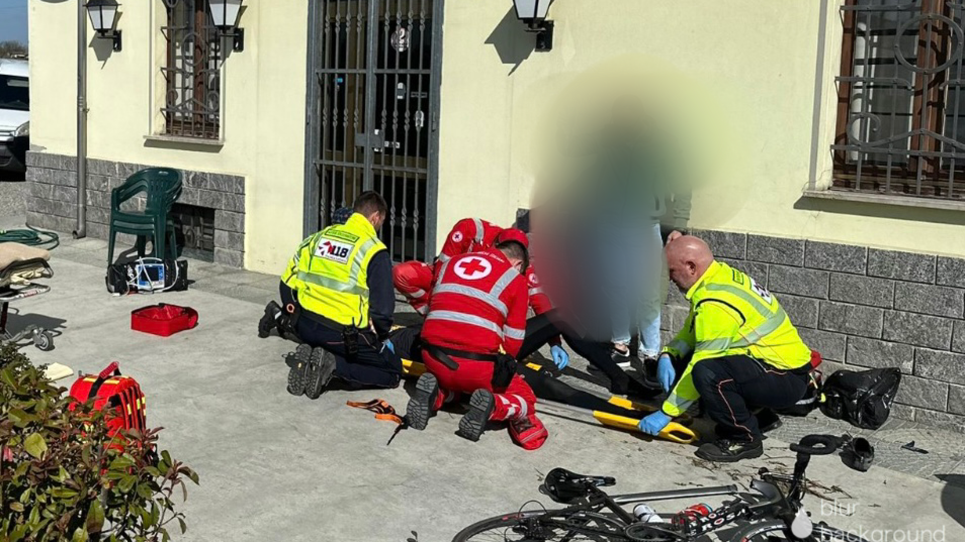 Calendasco, ciclista perde il controllo della bici e finisce contro un muro