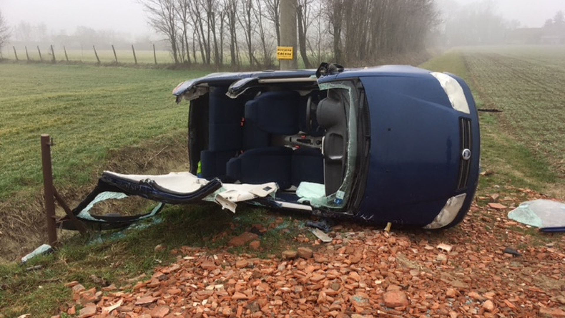 Esce di strada e si ribalta nel canale: 47enne ferita sulla strada per Castelvetro