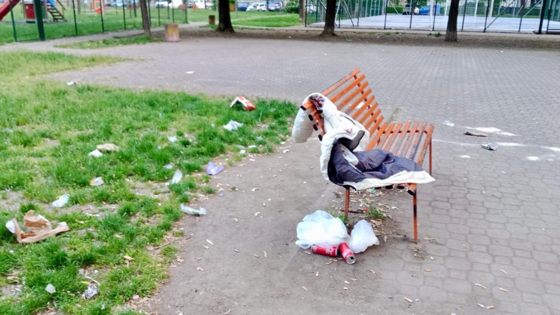 Via Pastore, paura tra i residenti: "Giardino ostaggio di giovani sregolati"