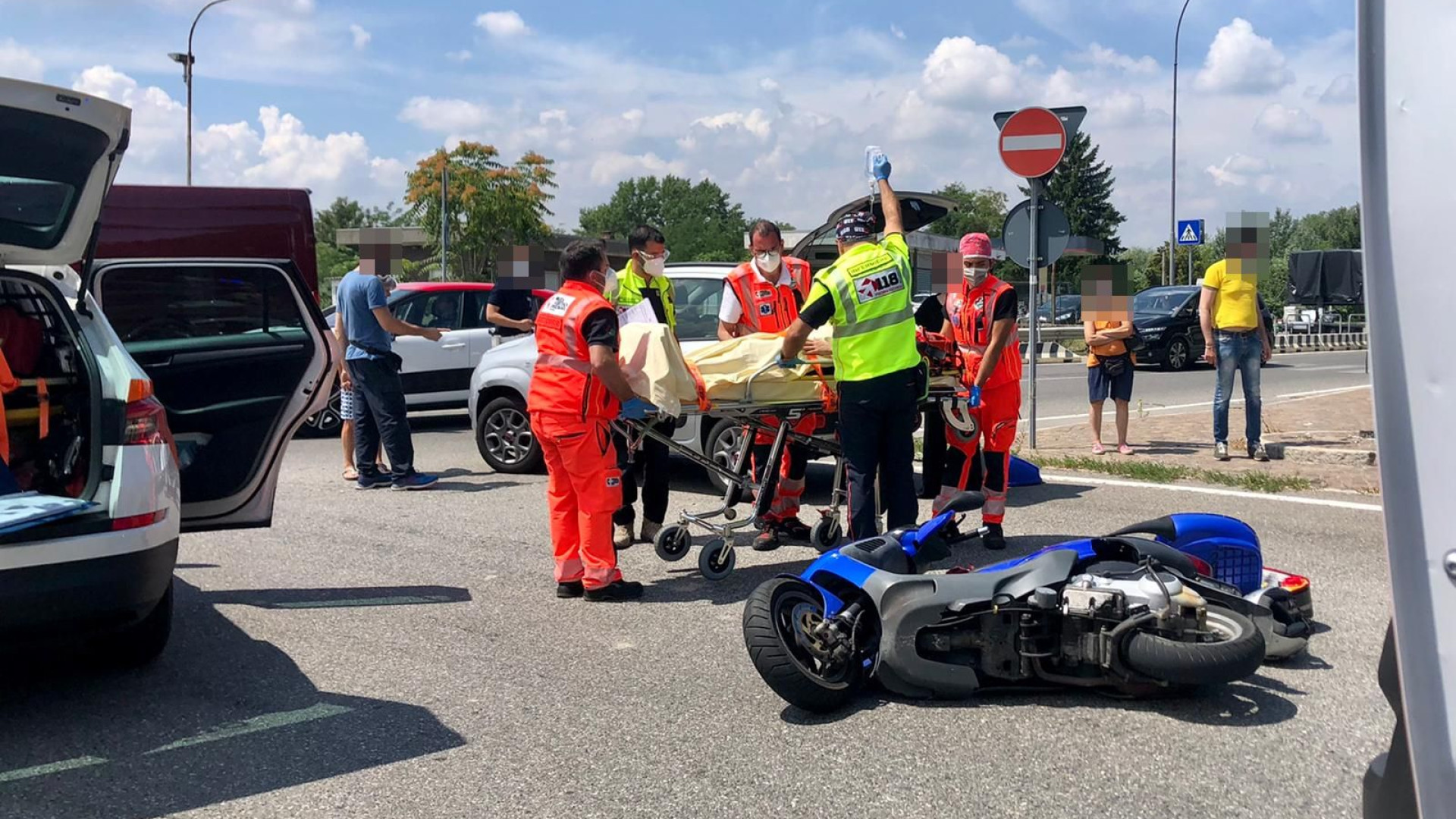 Scontro con un'auto alla rotatoria di via Einaudi, centauro in ospedale