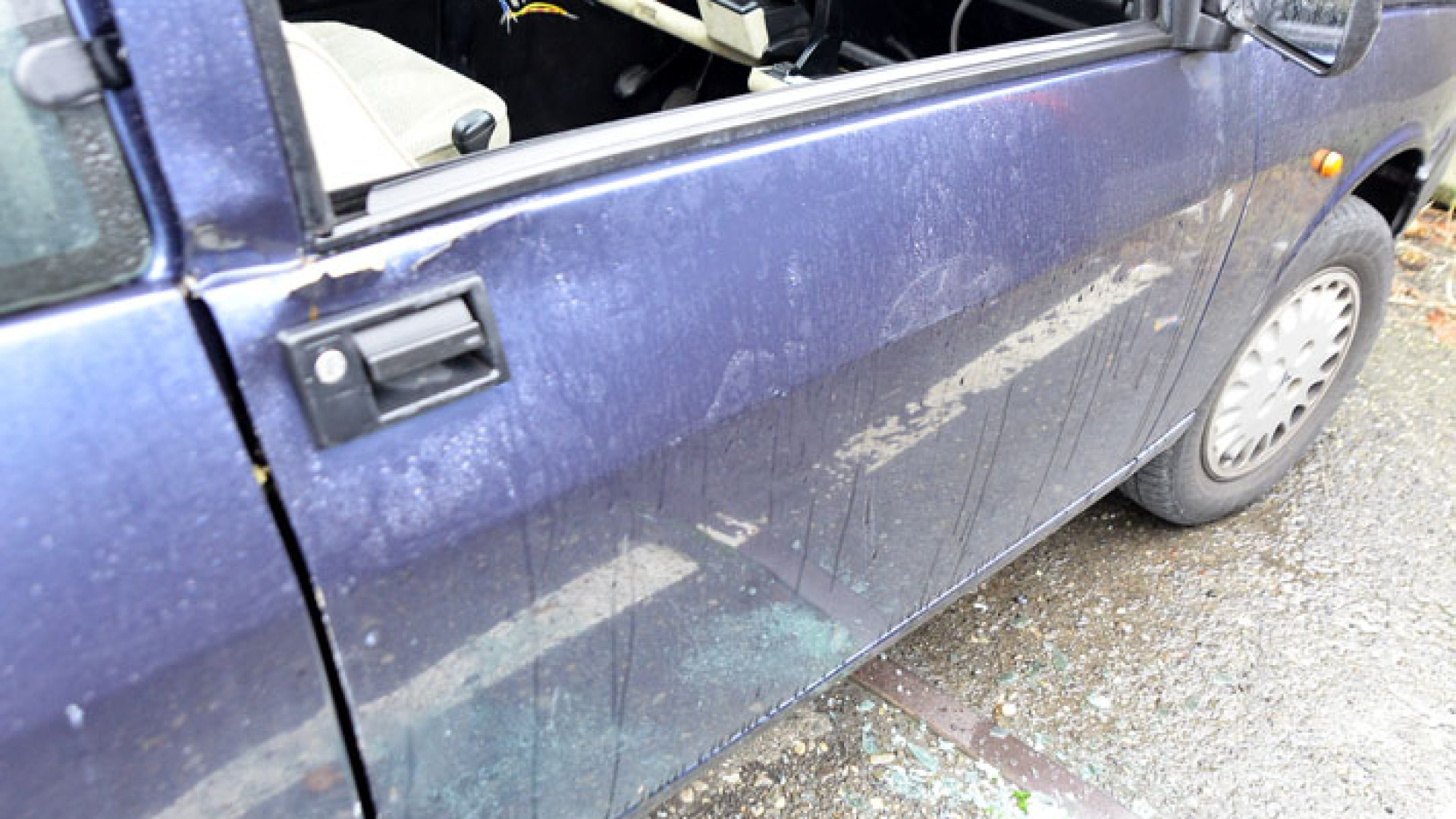 Minacce e danni alle auto, denunciato posteggiatore abusivo alla stazione