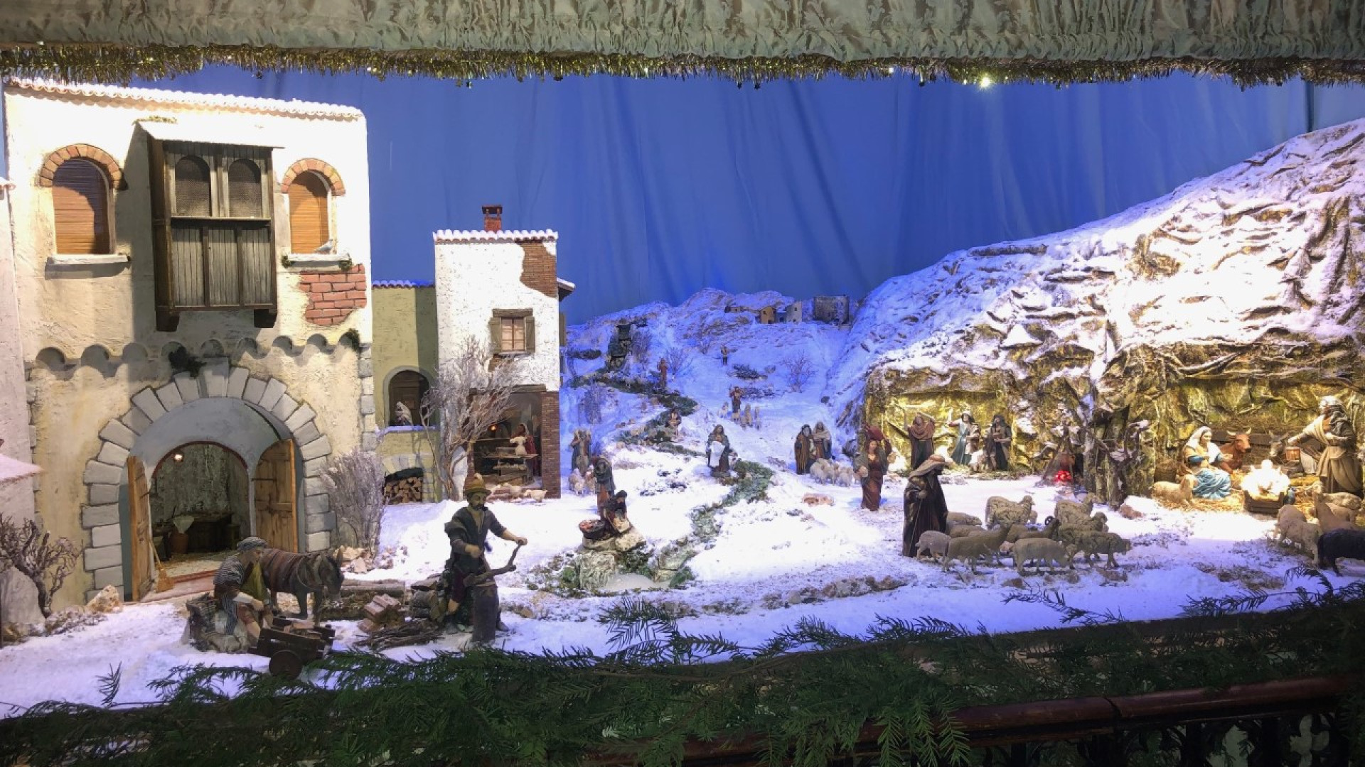 In San Savino i presepi artigianali dei volontari: luci, acqua e statuine meccaniche