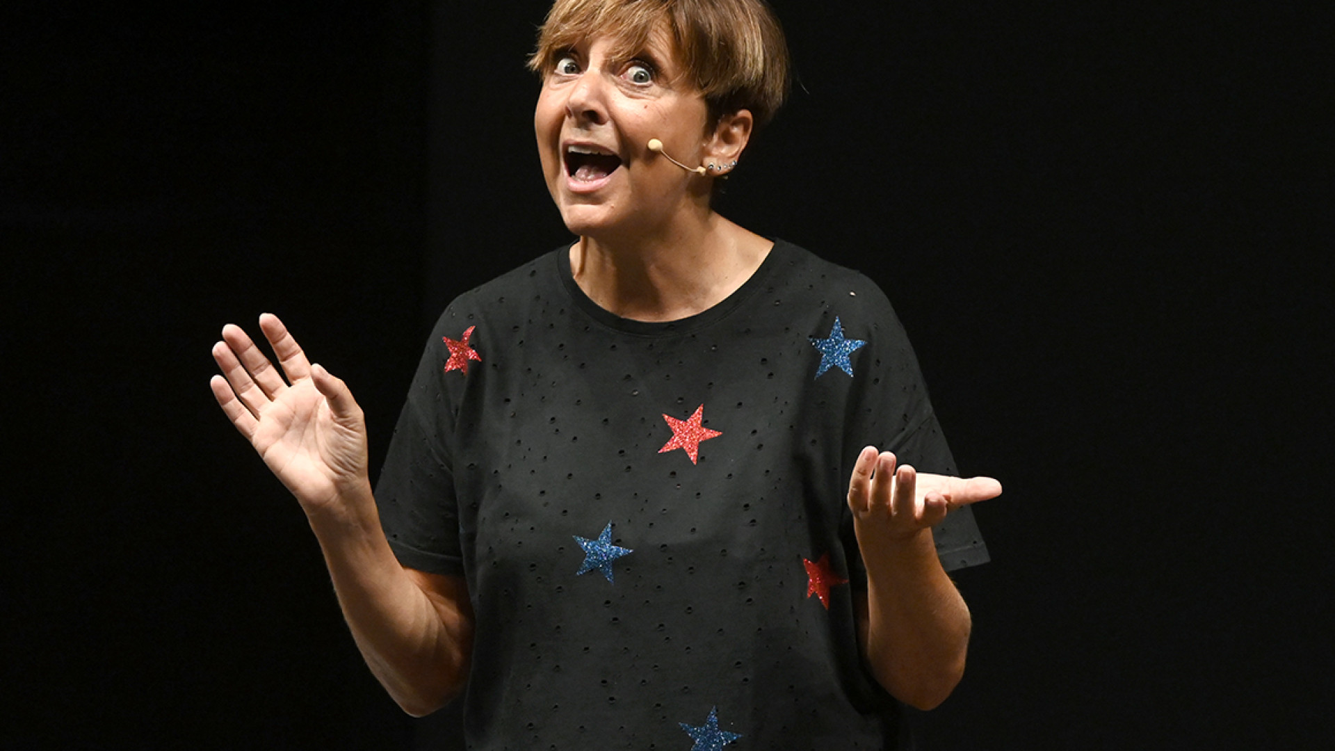 Debora Villa fa divertire il Farnese esplorando le differenze tra uomini e donne