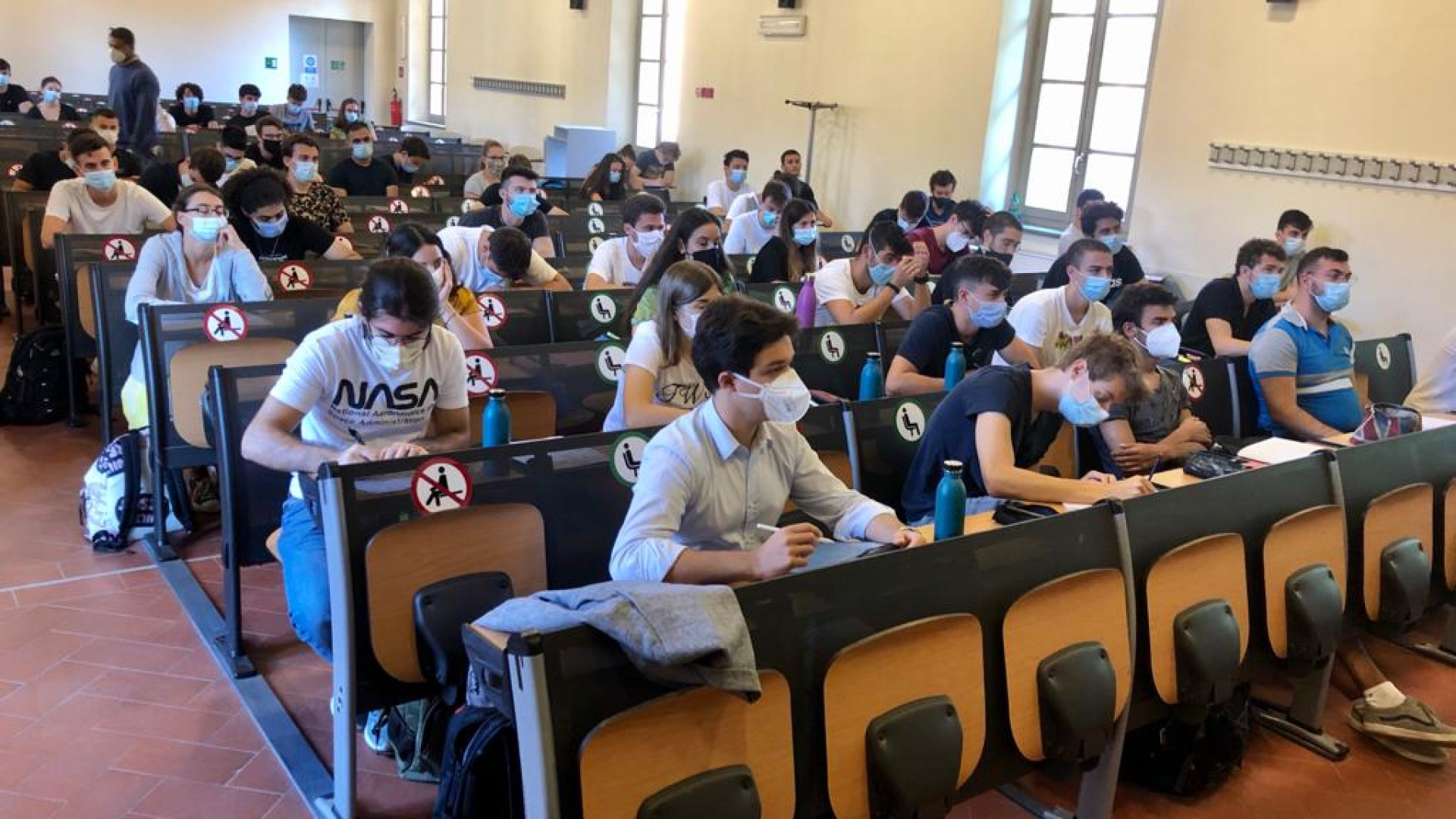 Al Politecnico di Piacenza primo giorno in aula per un centinaio di studenti