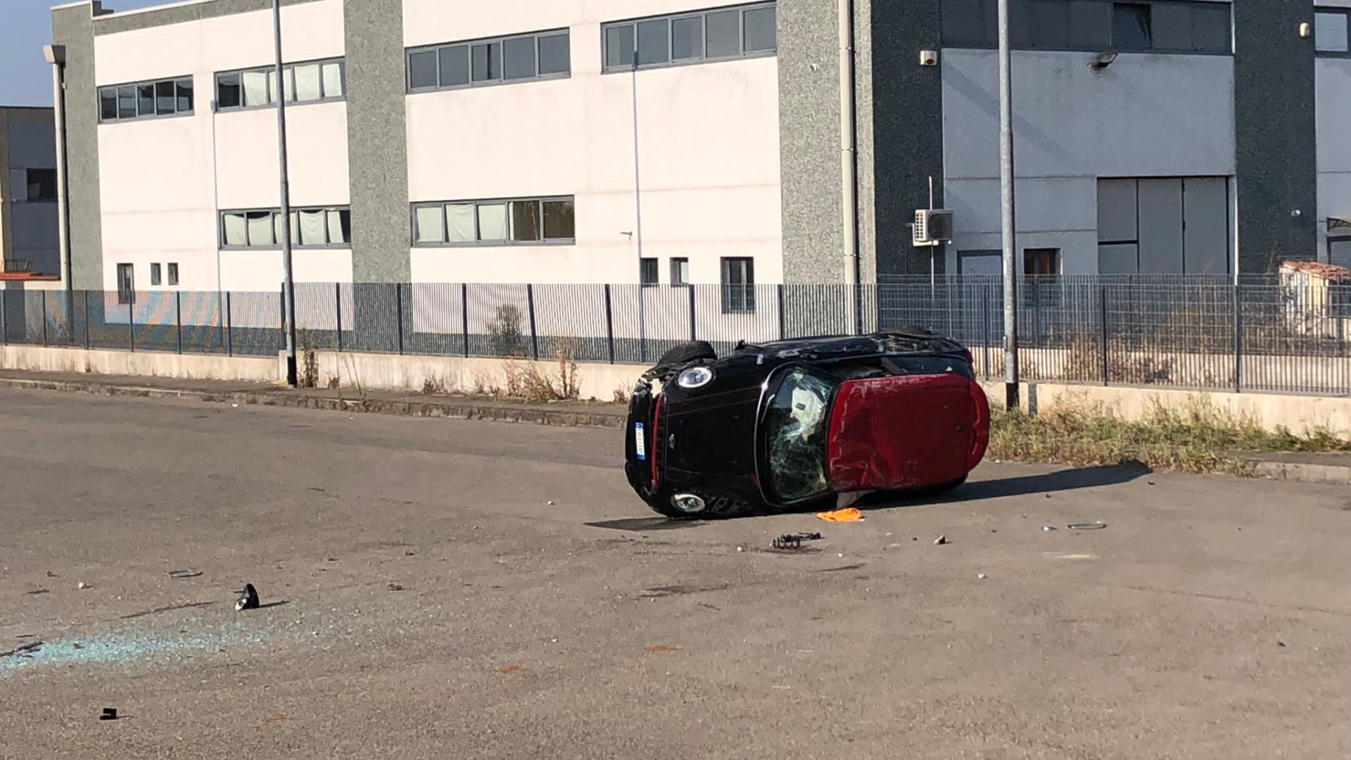 Dopo lo scontro con un'auto, vola contro il distributore e si ribalta nel parcheggio