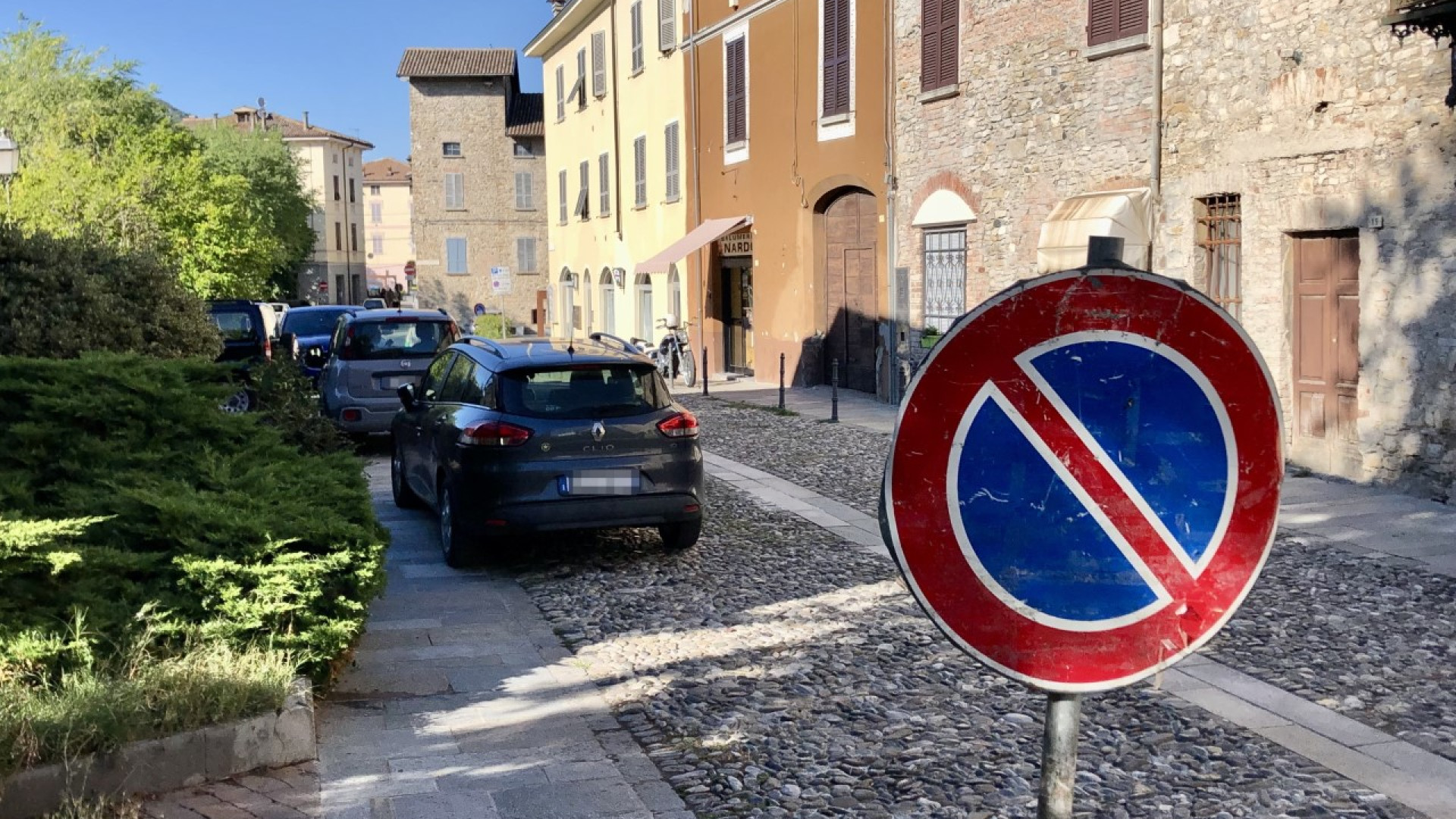 Sosta selvaggia a Travo nonostante i divieti. "Da settembre cambierà tutto"