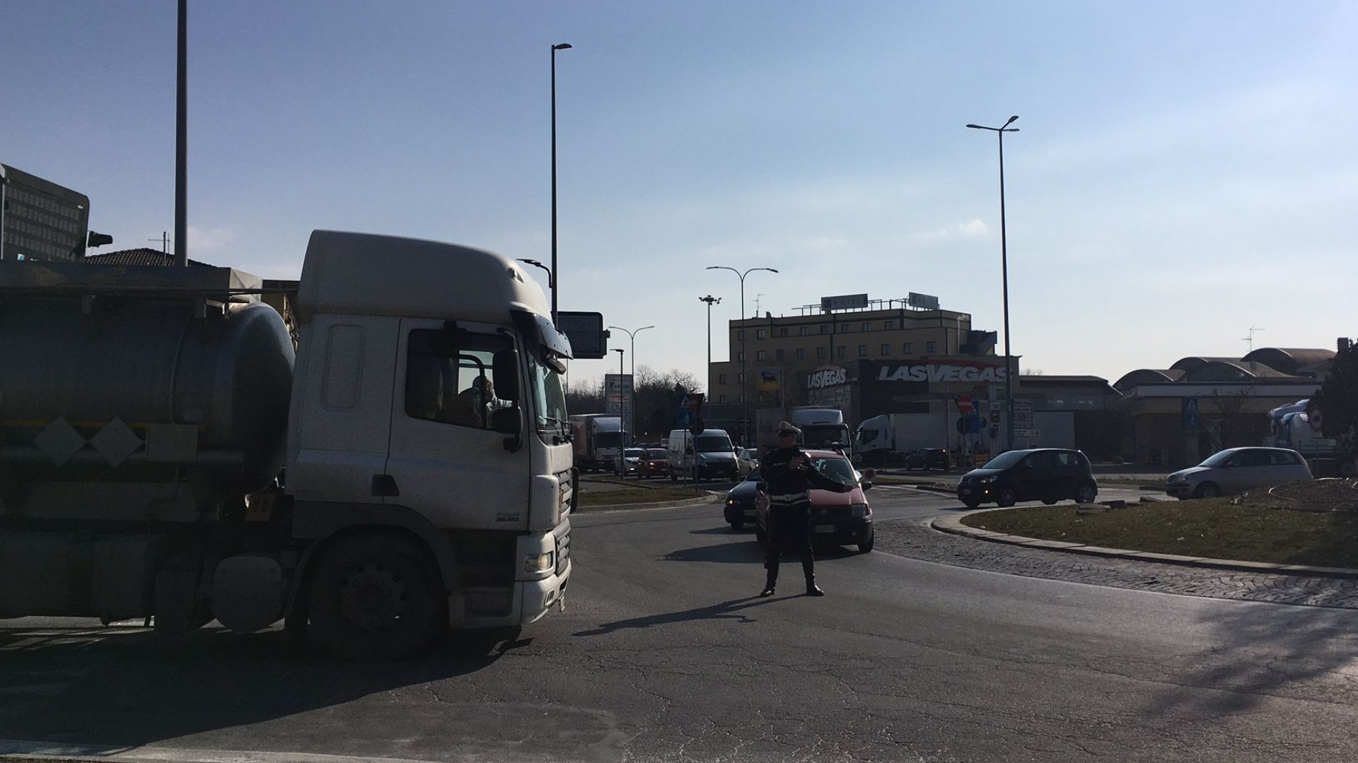In provincia diverse scuole chiuse. Autostrada riaperta ai tir e revocato il blocco, in mattinata code in città. In montagna -15, appello: "Coperte per i senzatetto"