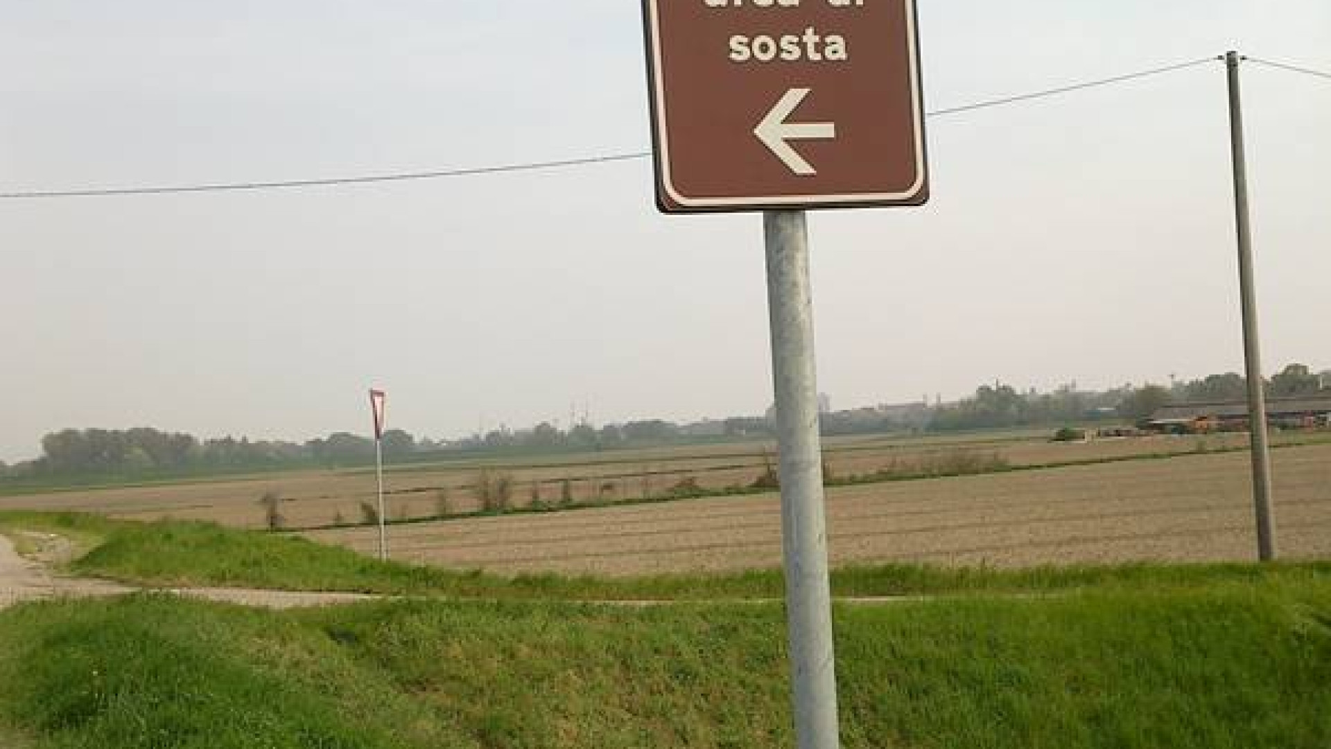 Cartelli di divieto sradicati lungo l'argine del Po, l'appello dell'assessore Rabuffi