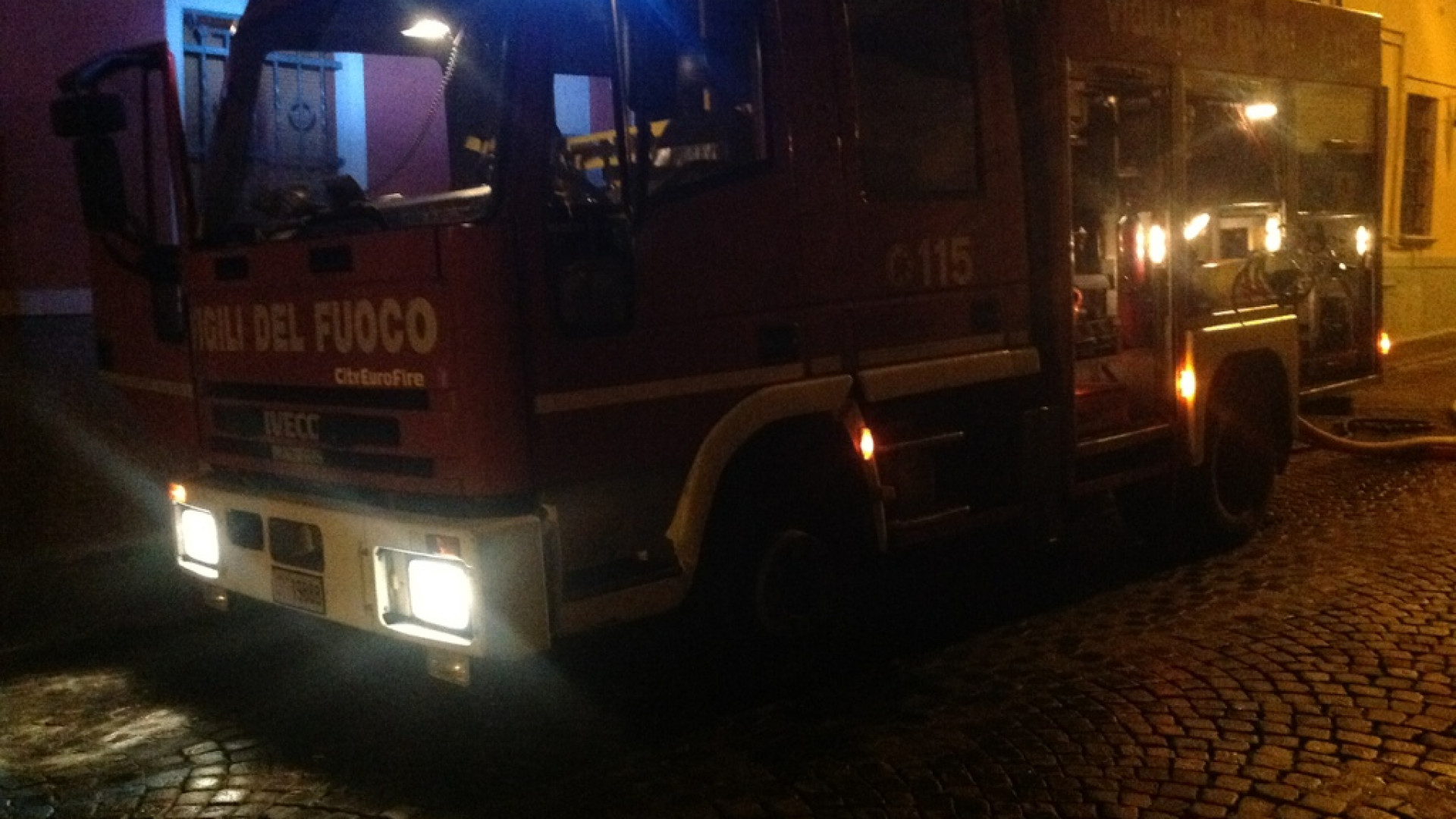 Raffiche di vento: fiamme fuori dal teatro Trieste 34. Spettacolo sospeso
