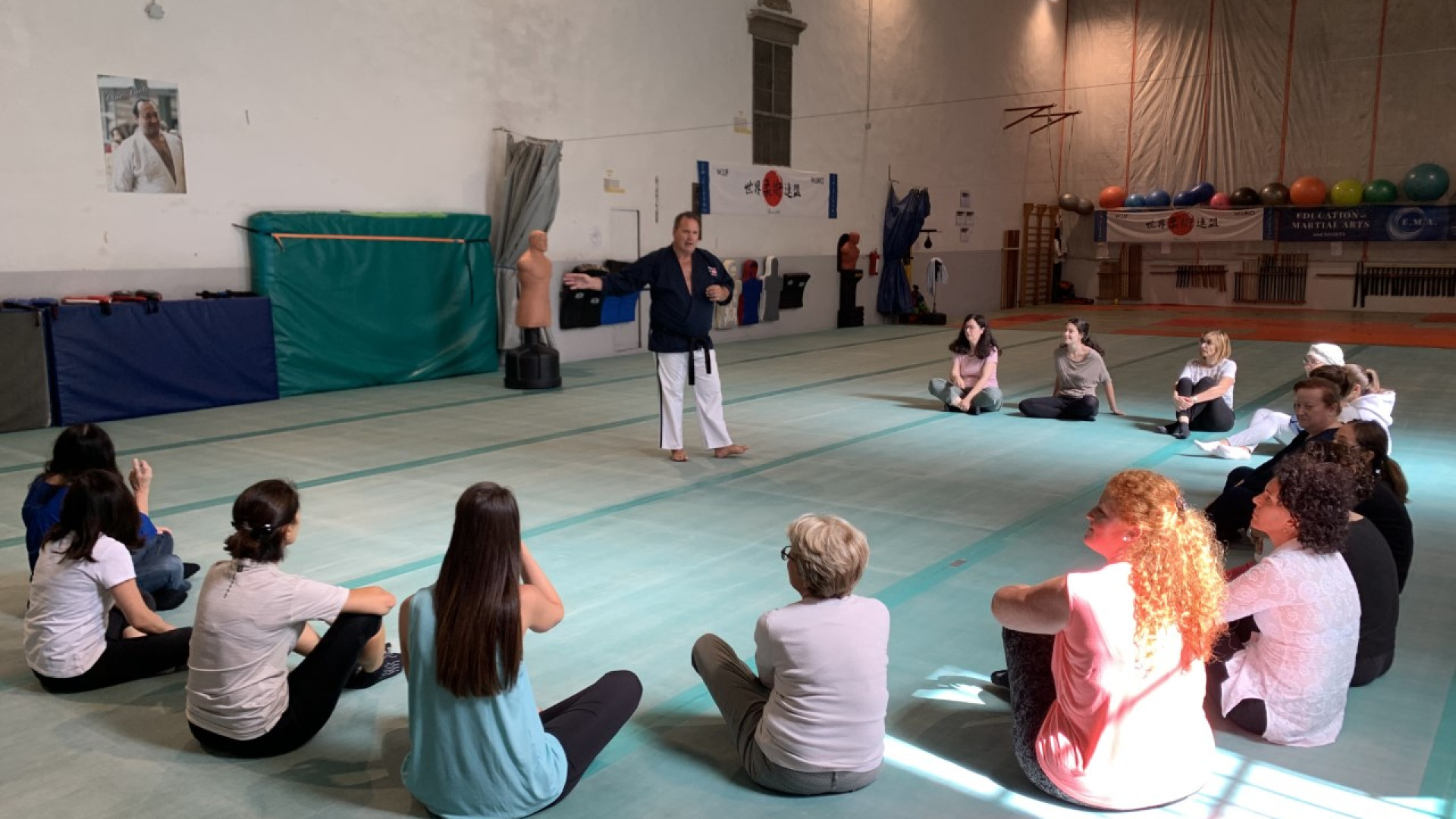 Donne di tutte le età al corso di autodifesa: "Preoccupate dalle continue aggressioni"