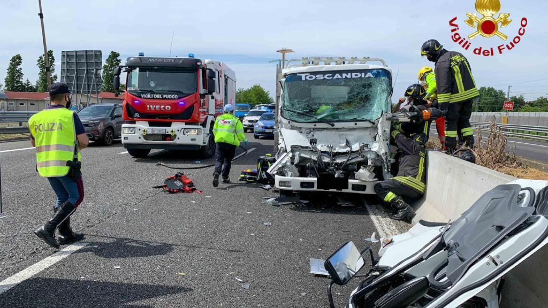 Scontro tra quattro auto in A1: due feriti, uno è grave. Interviene l'elicottero