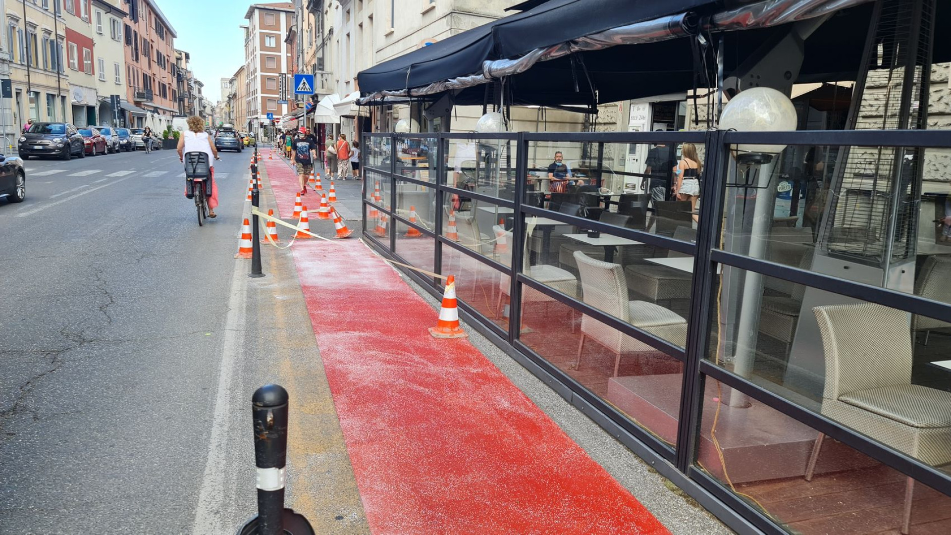 In centro storico ridipinta di rosso la pista ciclabile tra il Facsal e il Dolmen