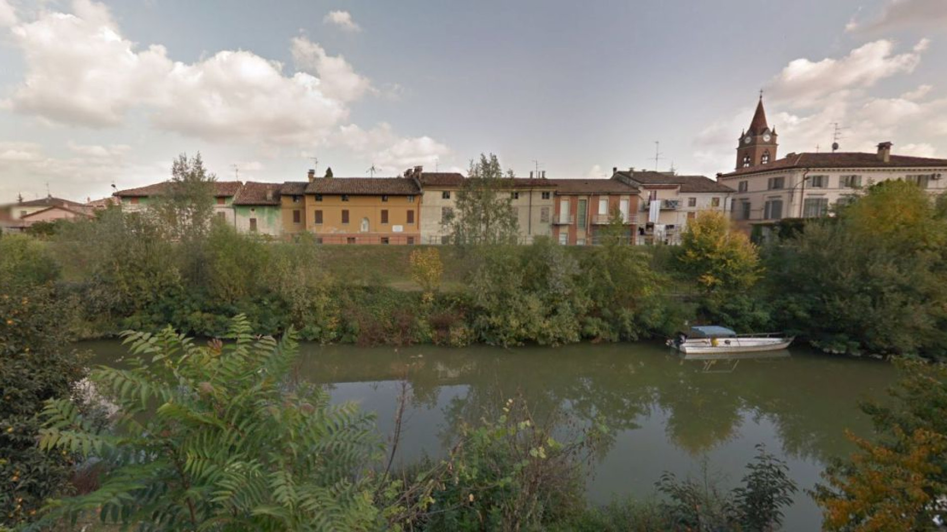 Caorso, pescatore 84enne scivola nel Chiavenna. Salvato da alcuni ragazzi
