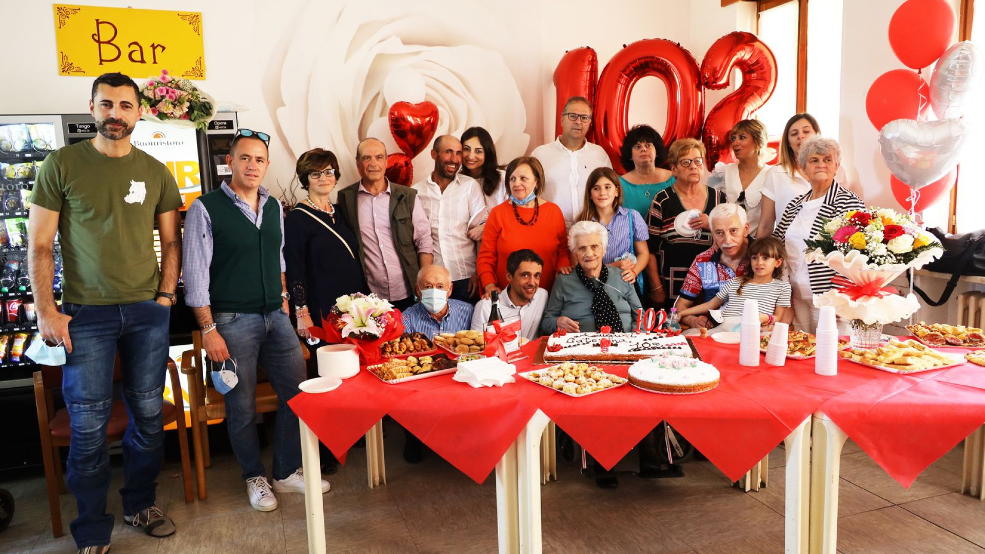 I 102 anni di Caterina a Pieve: festa con amici, operatori e canti di montagna