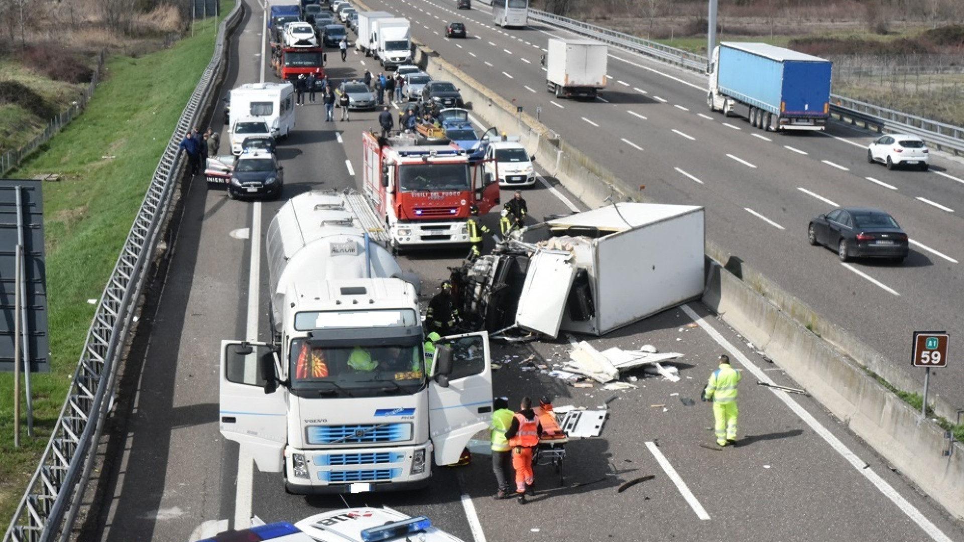 Violento incidente lungo la A1 tra un camion e una cisterna. Due feriti e lunghe code