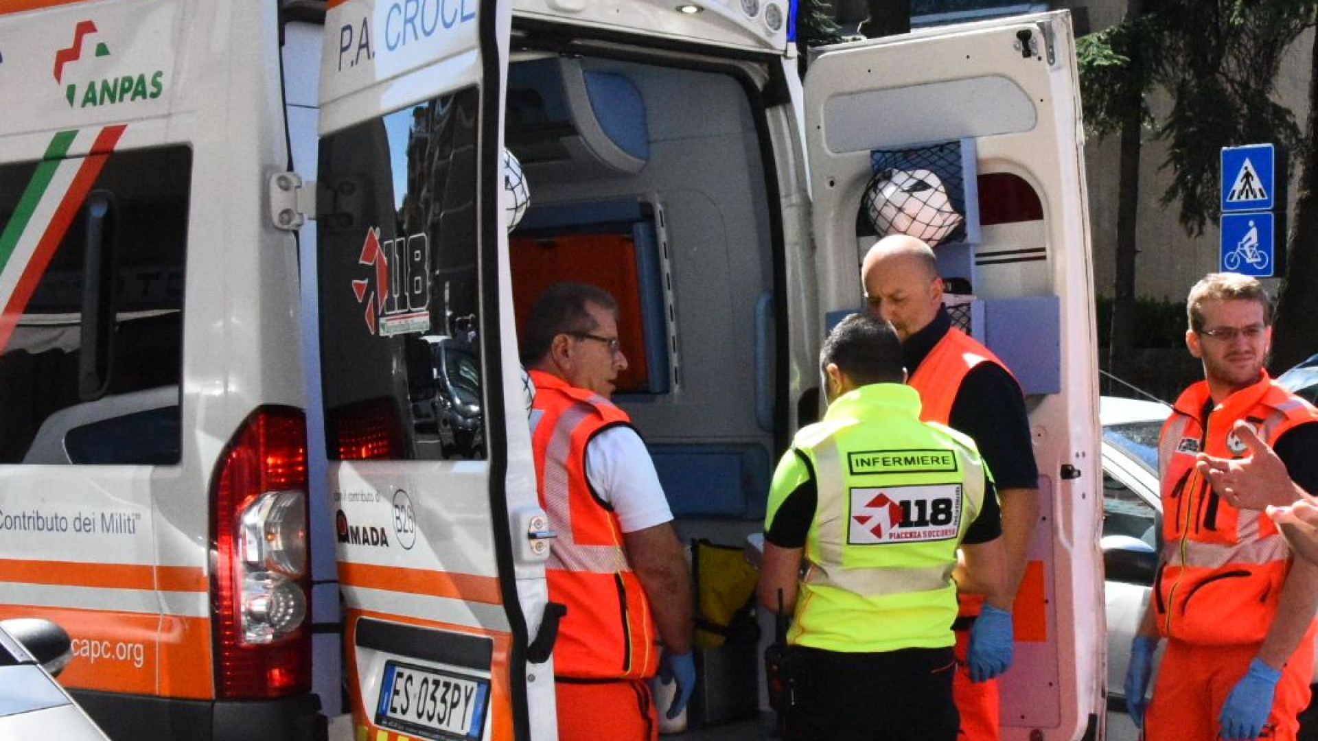 Viale Dante: auto urta bici, bambino cade a terra. Corso, altra caduta sul cordolo