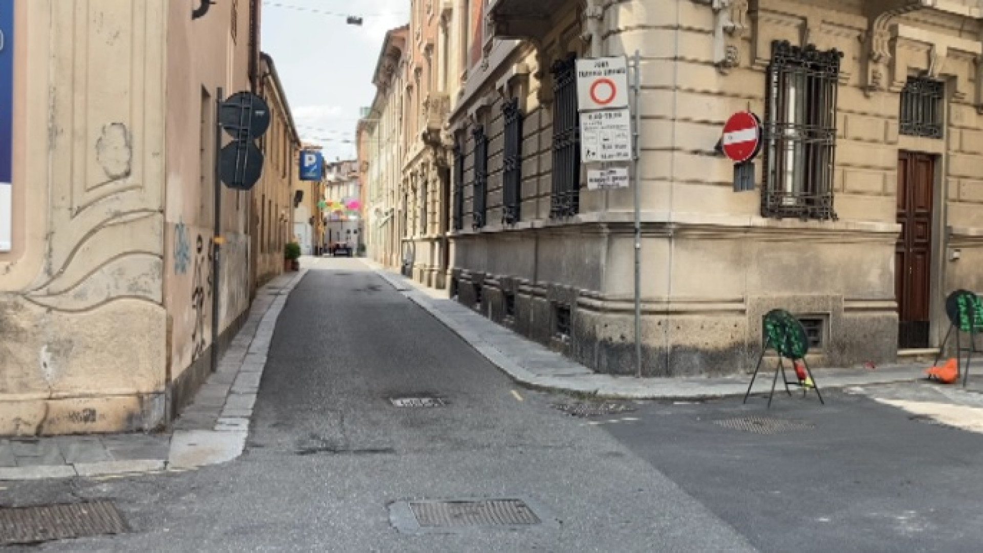 Cantiere e caos viabilità in via San Siro: "Pericolo con auto contromano ogni giorno"