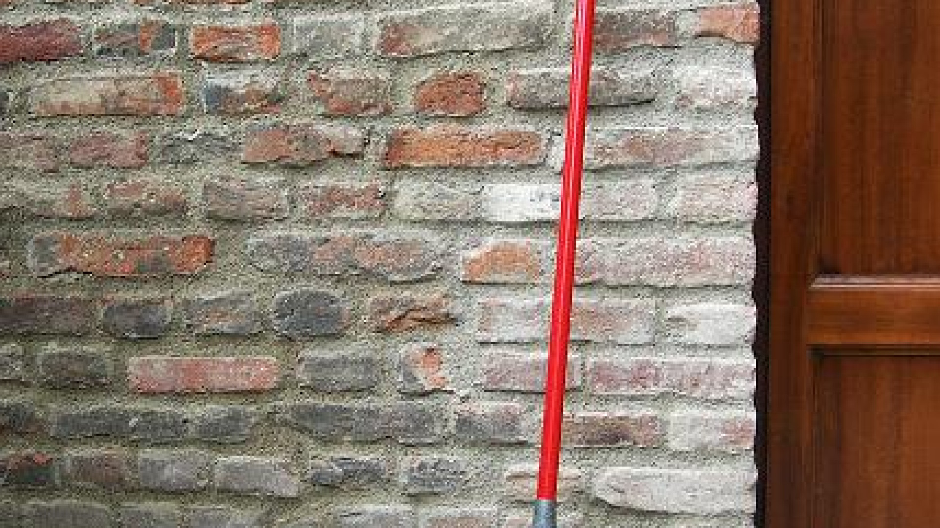 Anziana trova ladra in camera e la mette in fuga con la scopa