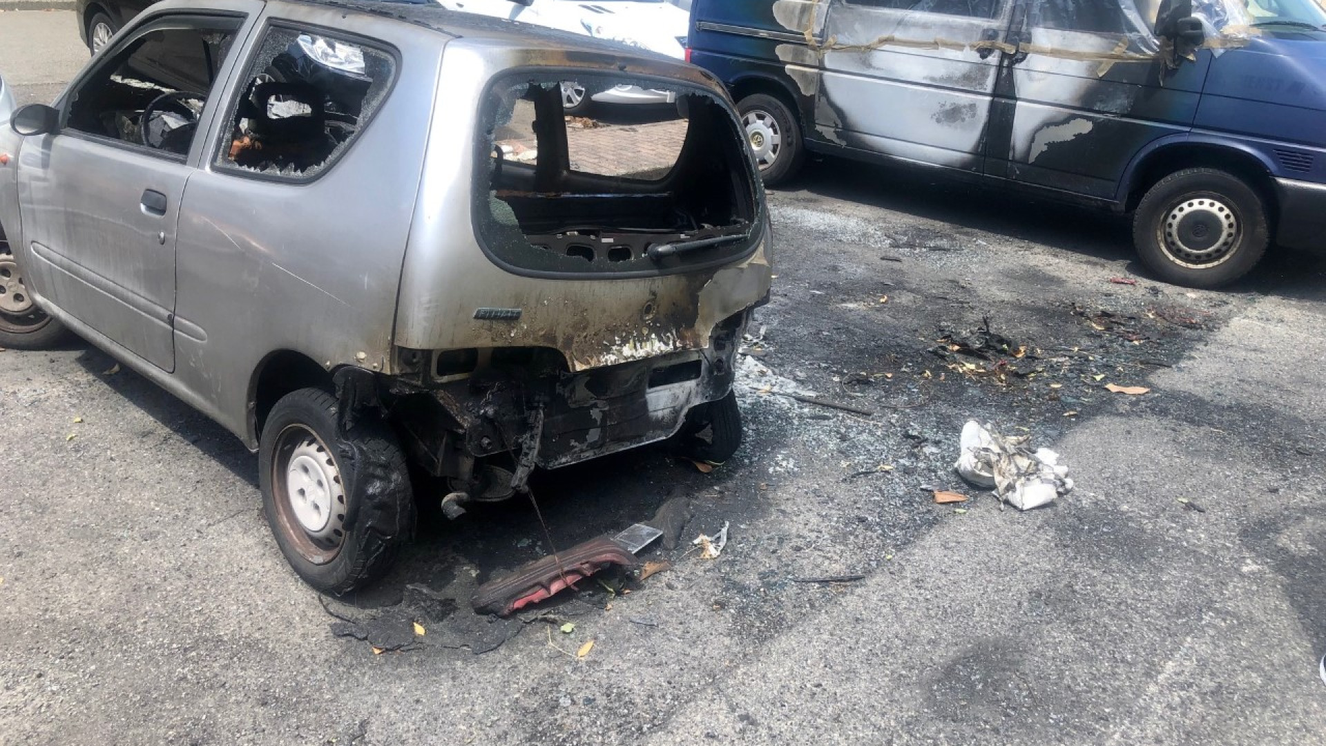 Farnesiana, i residenti: "A una settimana dall'incendio auto ancora nel parcheggio"