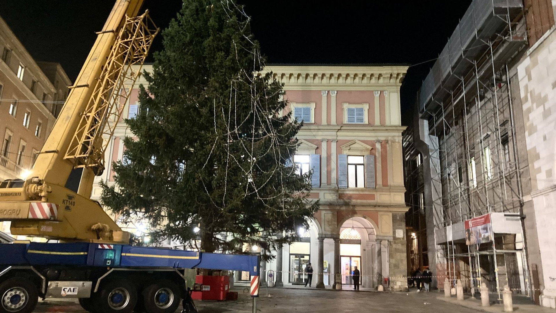 Piazza Cavalli, salta l'inaugurazione dell'albero di Natale: addobbi a metà