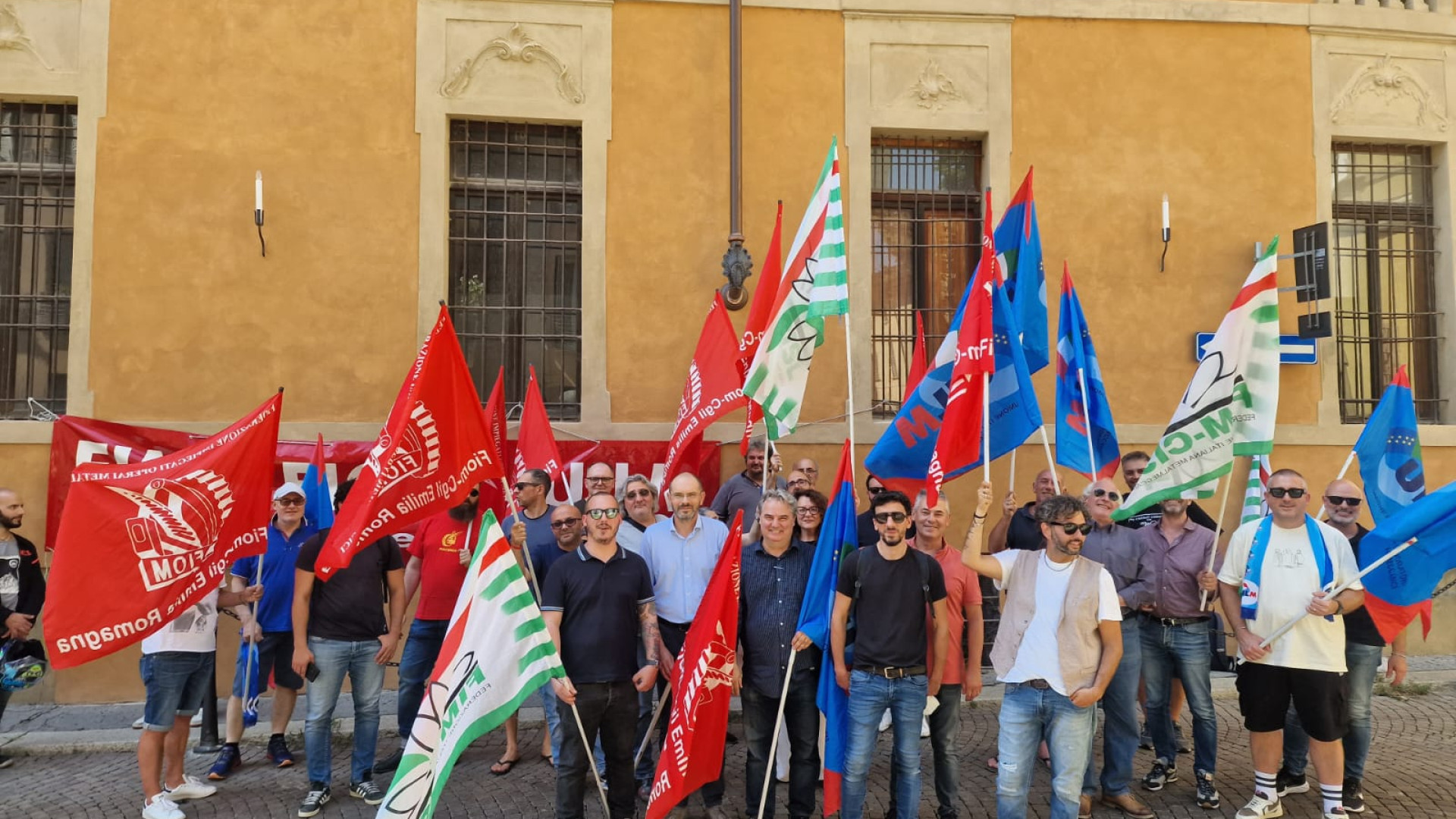 Metalmeccanici si mobilitano sotto la Prefettura: "Servono misure urgenti"