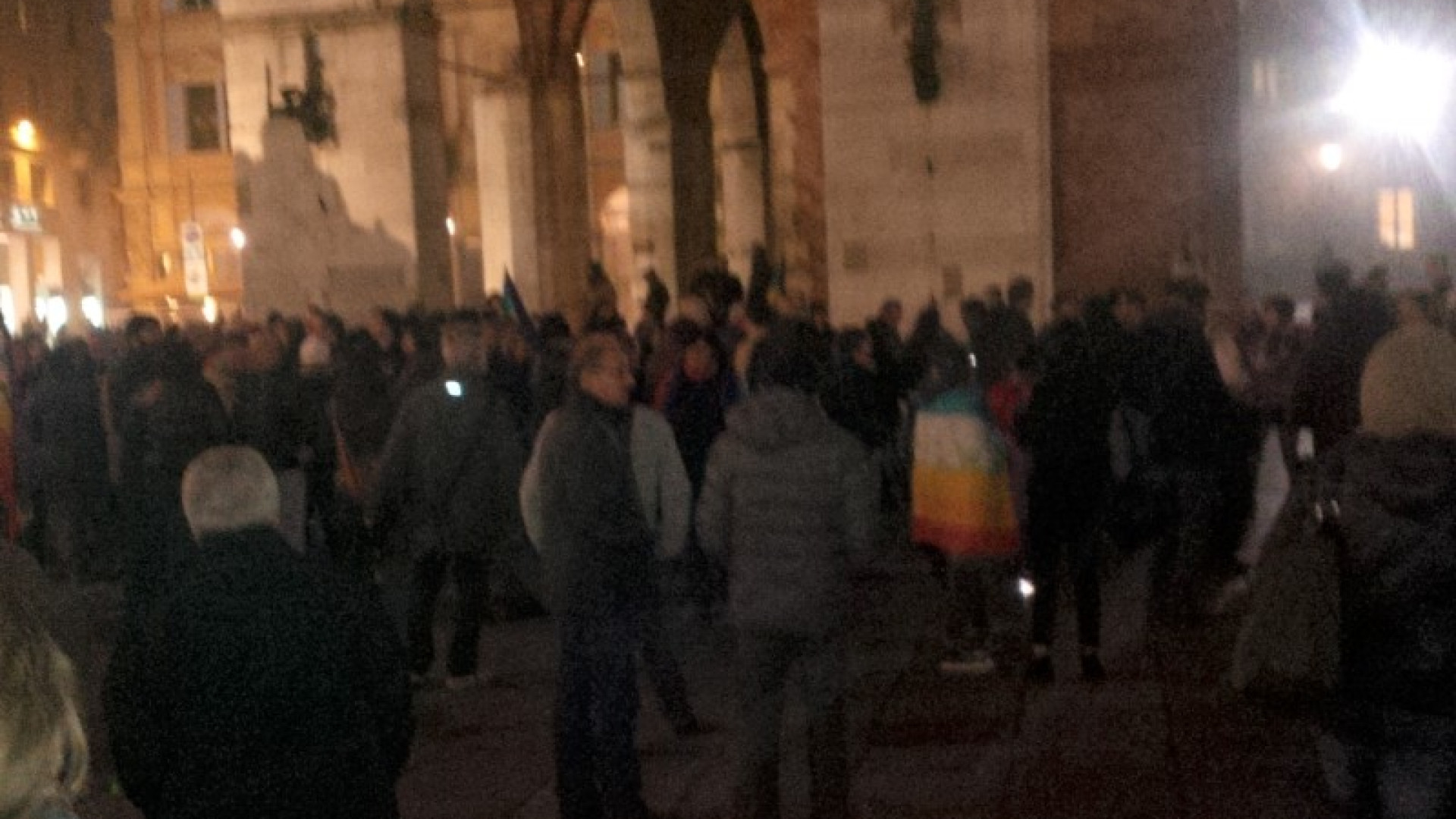 Inferno di Parigi, le testimonianze. "No alla violenza" in piazza Cavalli