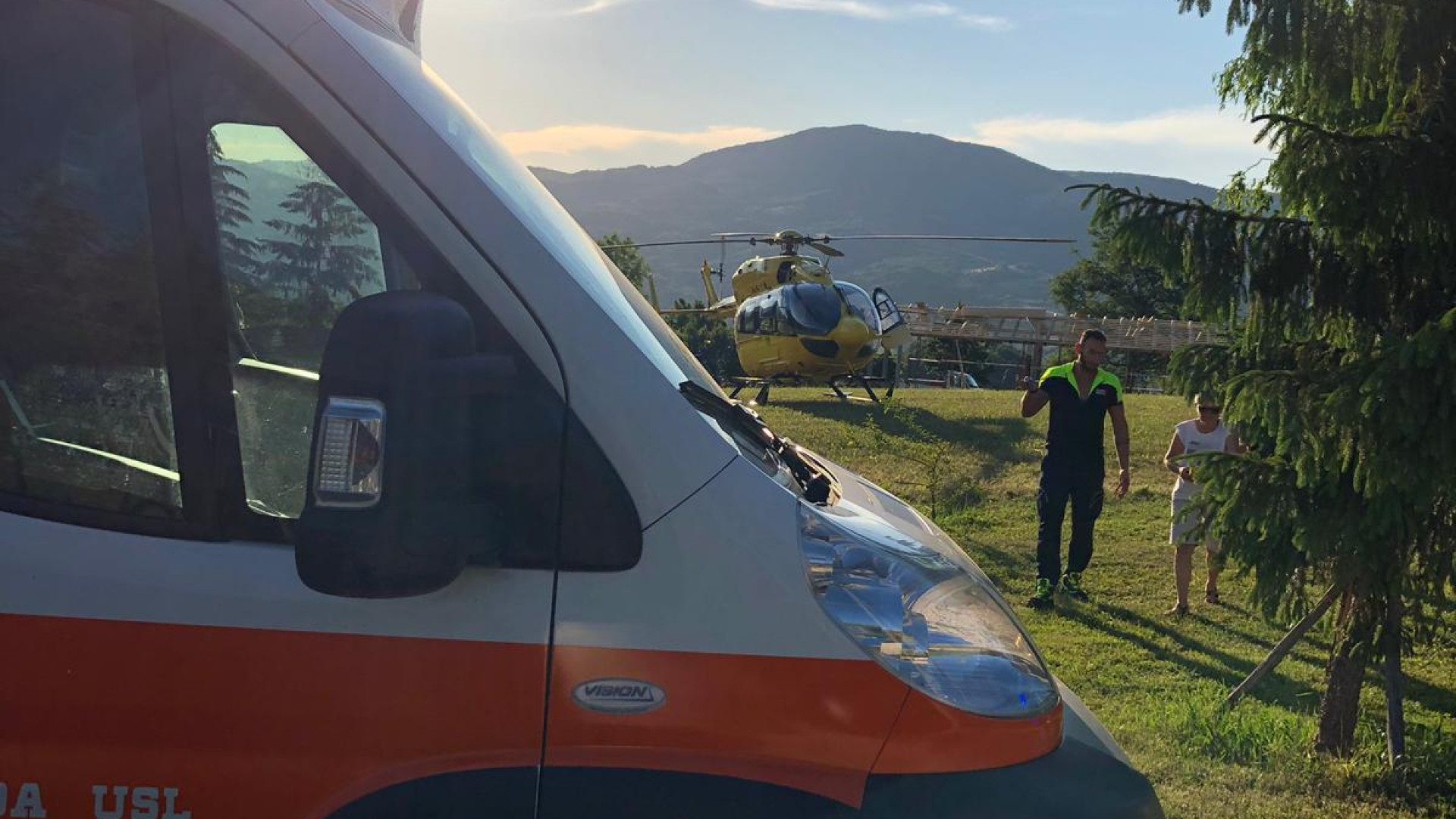 Precipita in un fossato da circa tre metri: traumi gravi, a Parma in elicottero