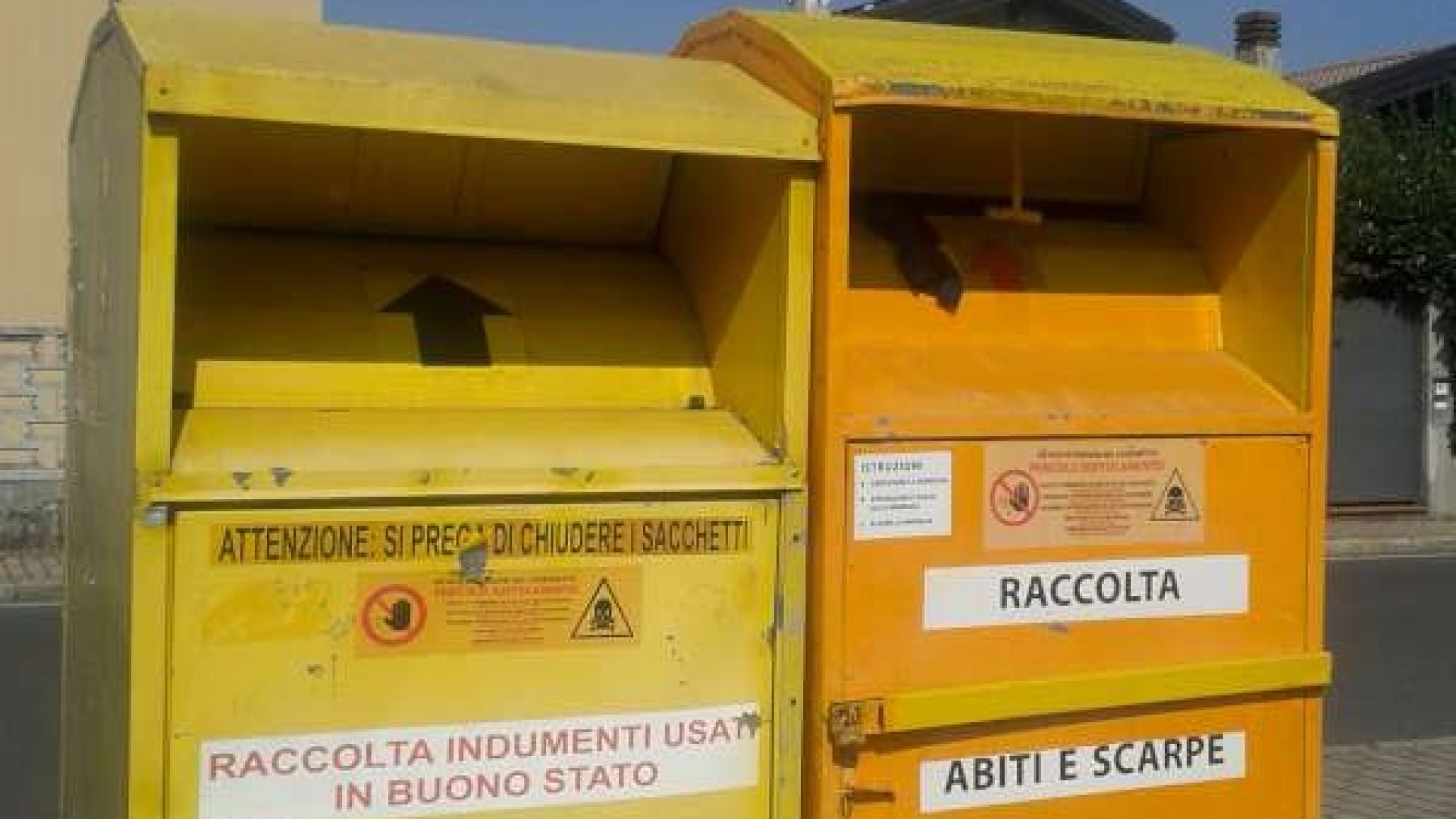 Raccolta vestiti usati, la denuncia: "Nel Piacentino 48 cassonetti abusivi"