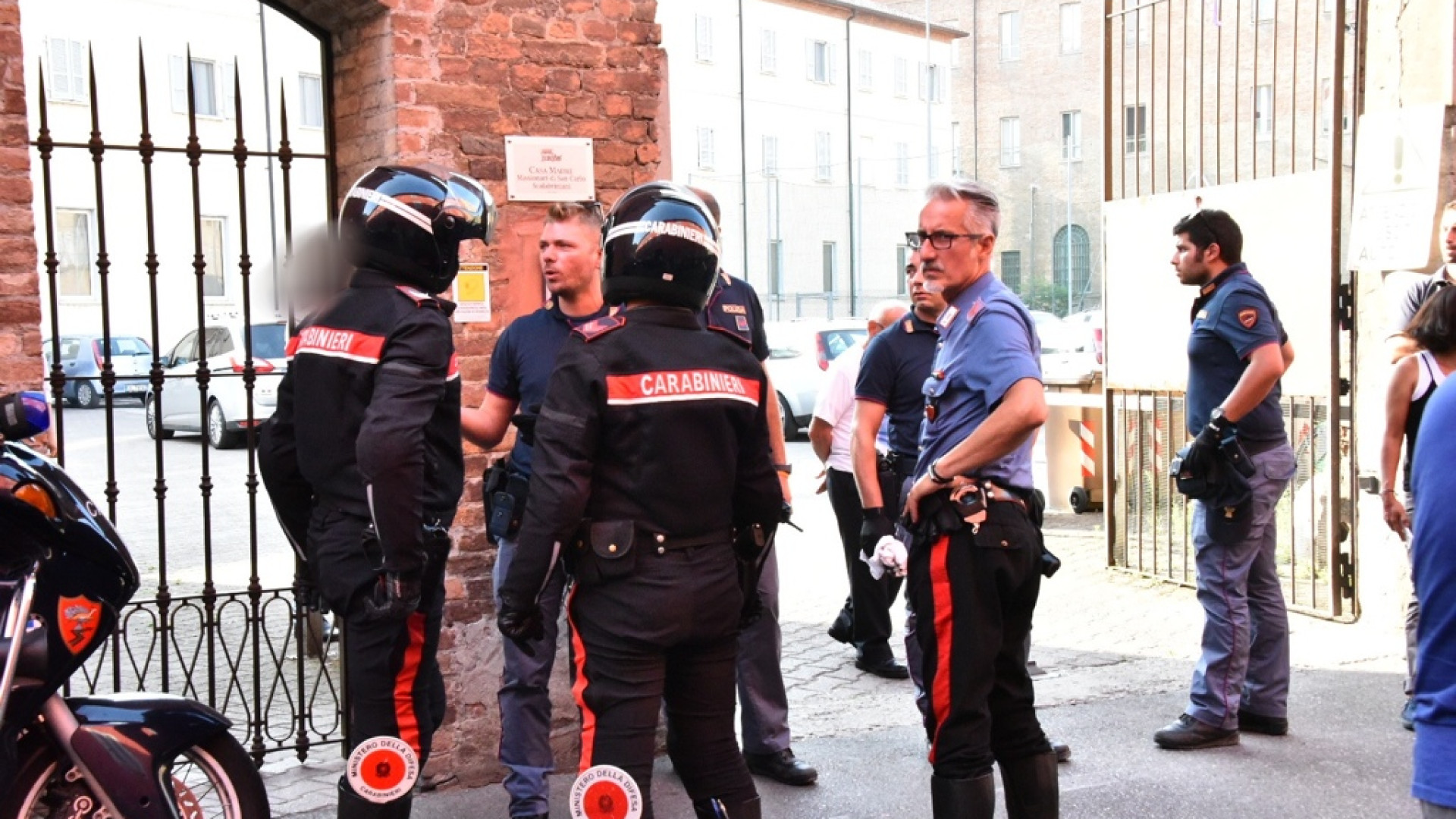 Festa al centro missionario finisce nel sangue: giovane ferito alla gola