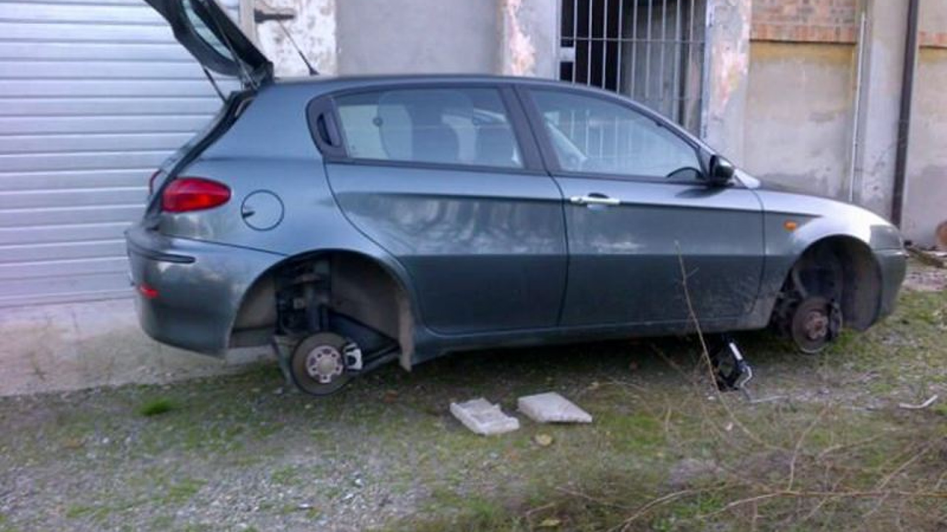 Senza ruote e con il kit da scasso a bordo: ritrovate due auto rubate