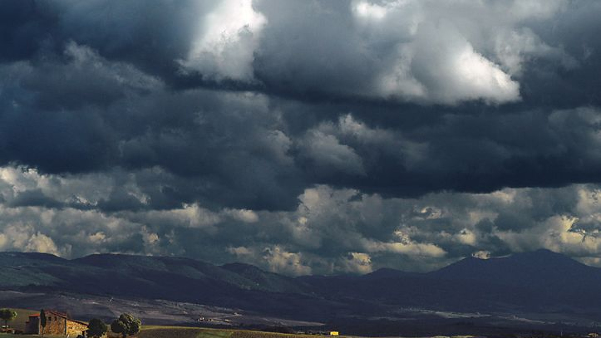 La pioggia è arrivata sulle colline piacentine, domani allerta per forti temporali