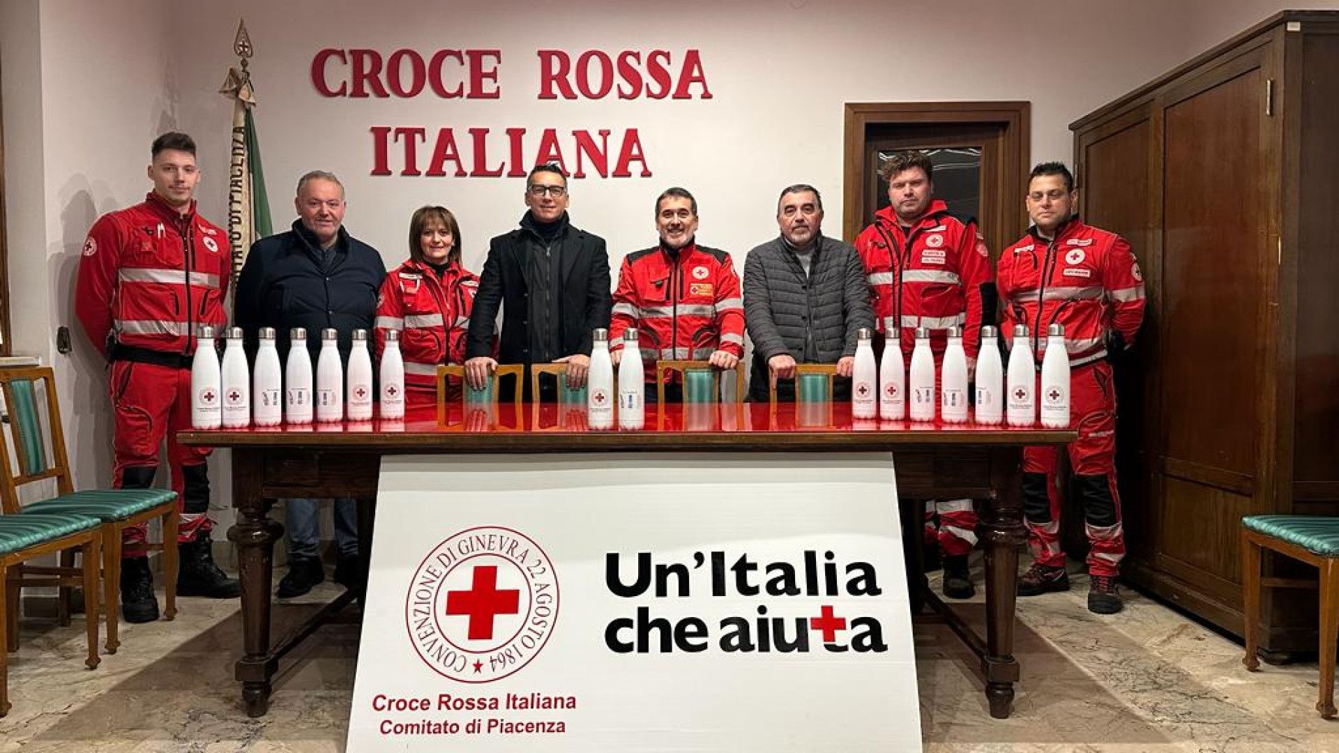 Sostenibilità e riconoscenza: donate 500 borracce ai volontari della Croce rossa
