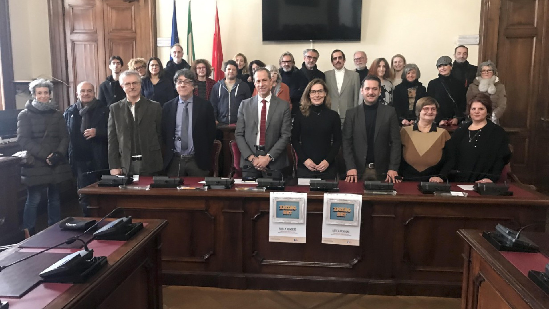 Sculture e dipinti in vetrina: al via "Zigzag art", l'iniziativa per ridare vita ai negozi sfitti