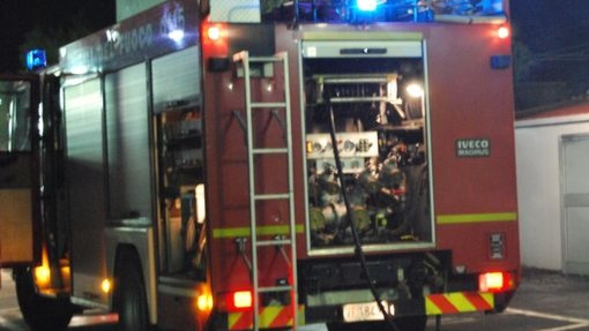 Paura a Cortemaggiore, brucia il tetto di una casa: in fiamme 70 mq