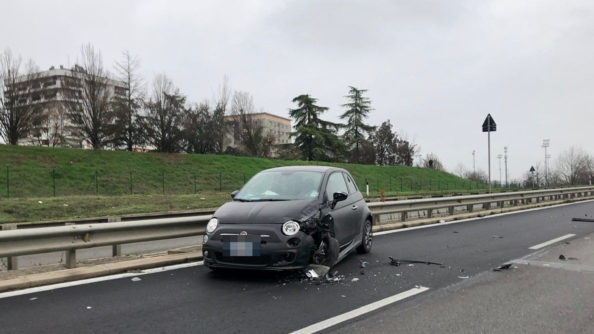 Entra contromano in tangenziale e si schianta contro un suv