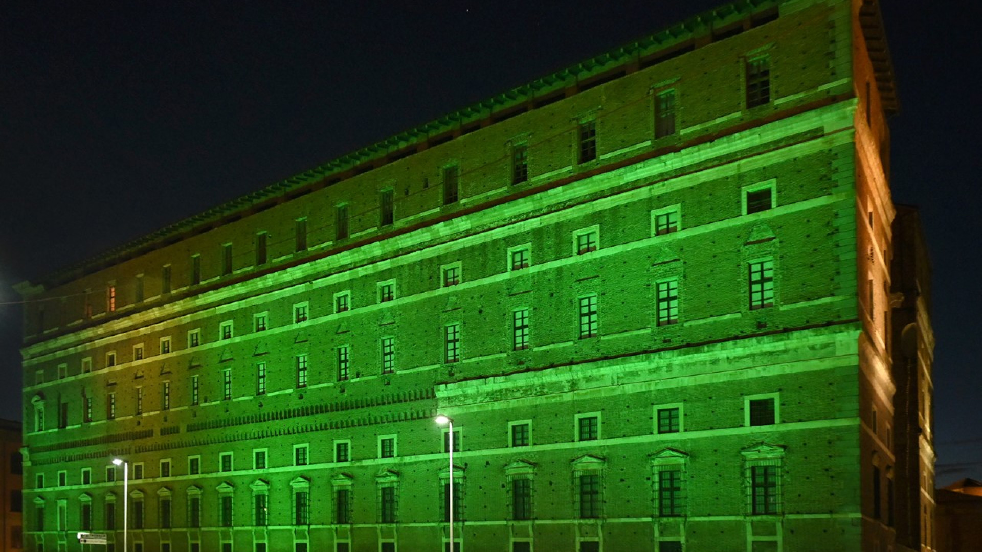 Sensibilizzazione alla Sla, Palazzo Farnese illuminato di verde