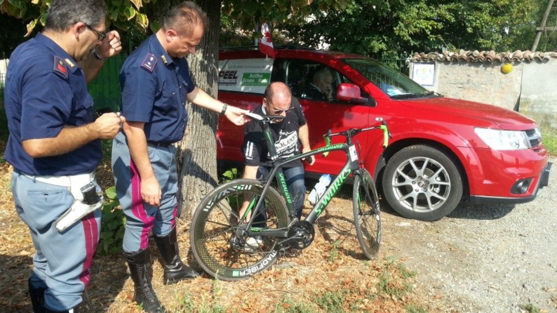 Cade a La Verza, ciclista canadese a Parma in elicottero. E' grave