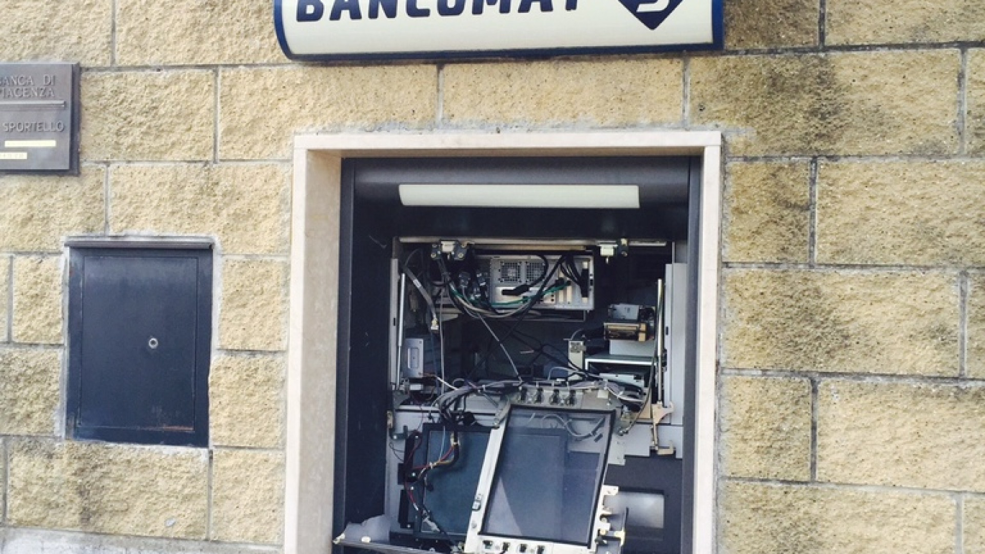 Fiorenzuola: fanno esplodere il bancomat e fuggono con il bottino