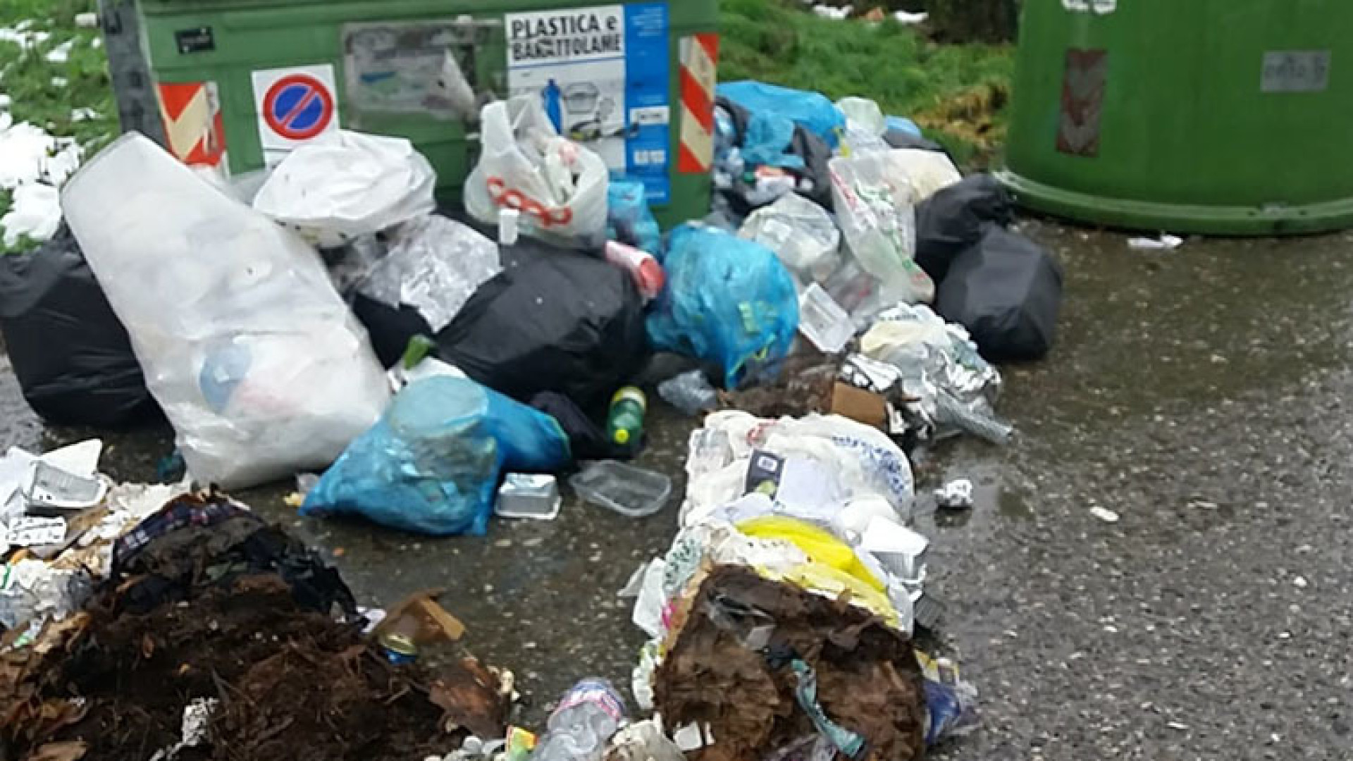 Lascia una montagna di rifiuti fuori dai cassonetti, rischia 600 euro di multa