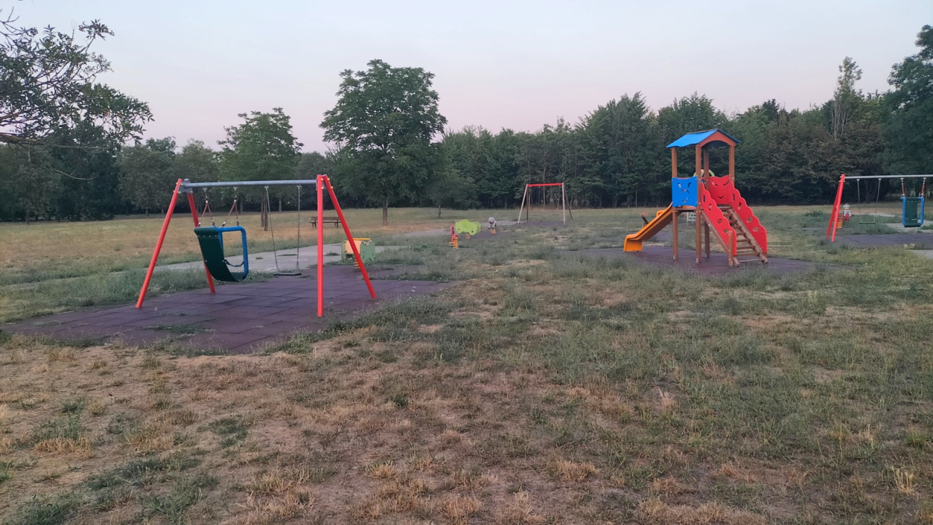 "Erbacce tra i giochi, cartelli malmessi e jersey dimenticati nel parco Montecucco"