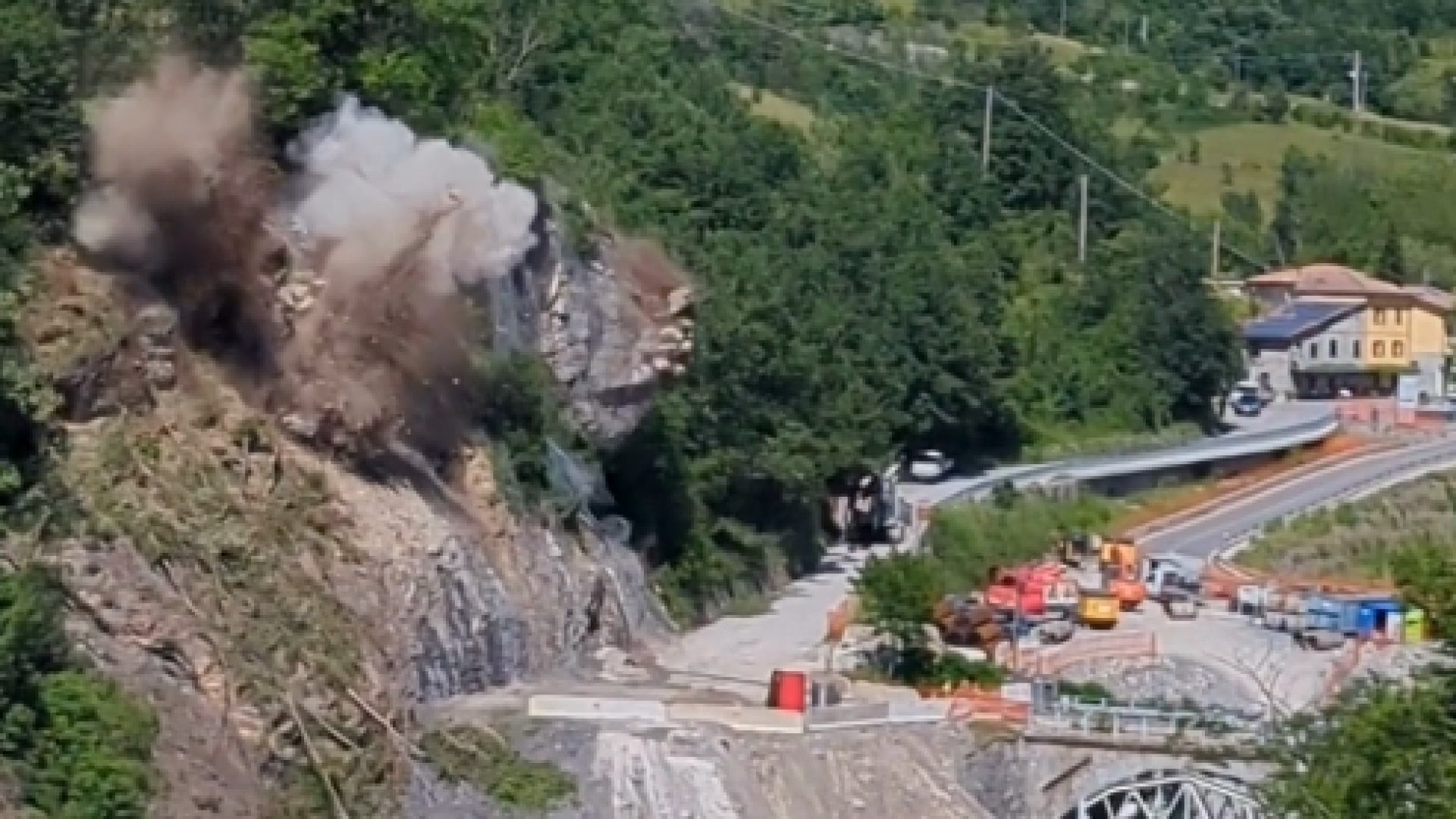 Il nuovo Ponte Lenzino si fa strada con la dinamite: sbancata parte di montagna