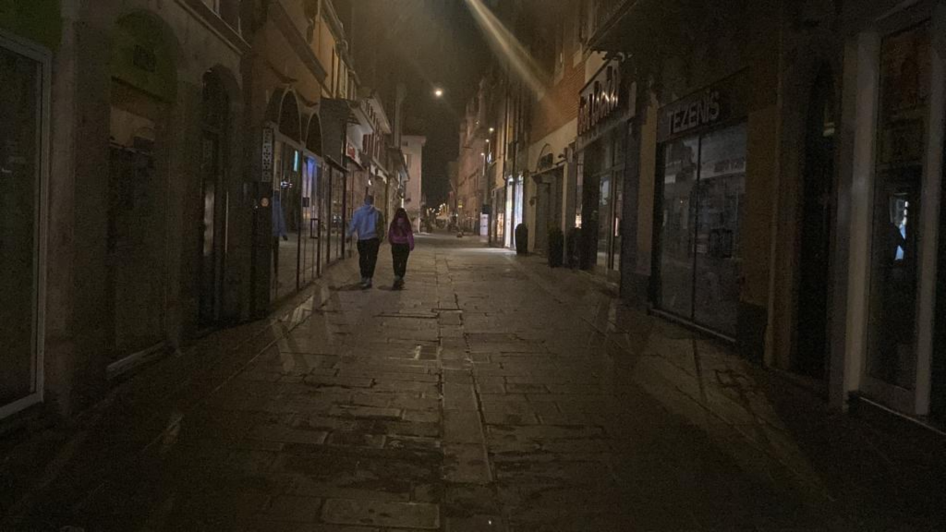 Rincari spengono le vetrine, il centro cala nel buio: "Niente luce dopo la chiusura"