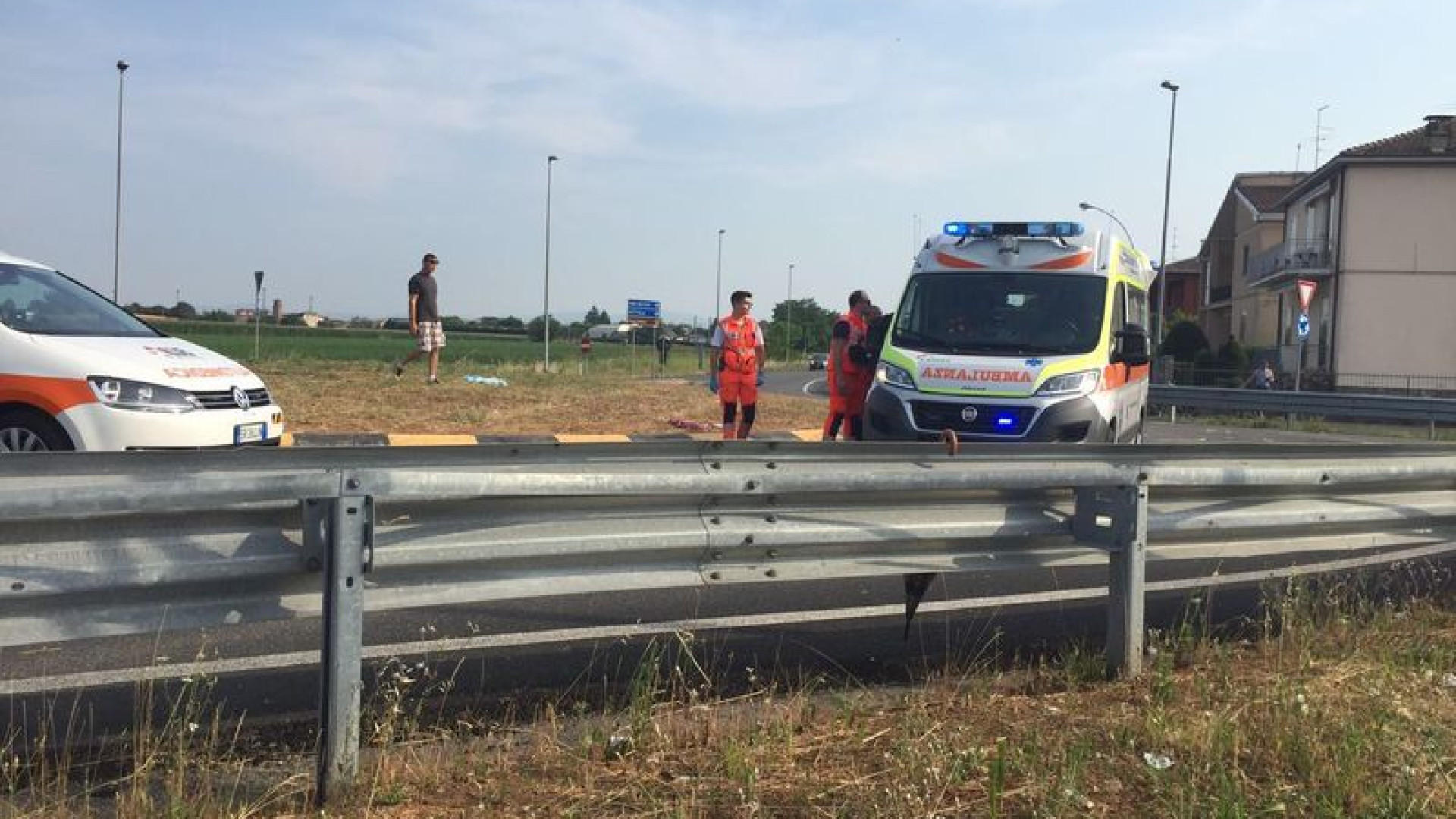 Scivola con la moto in una rotatoria e cade: gravissimo un 84enne