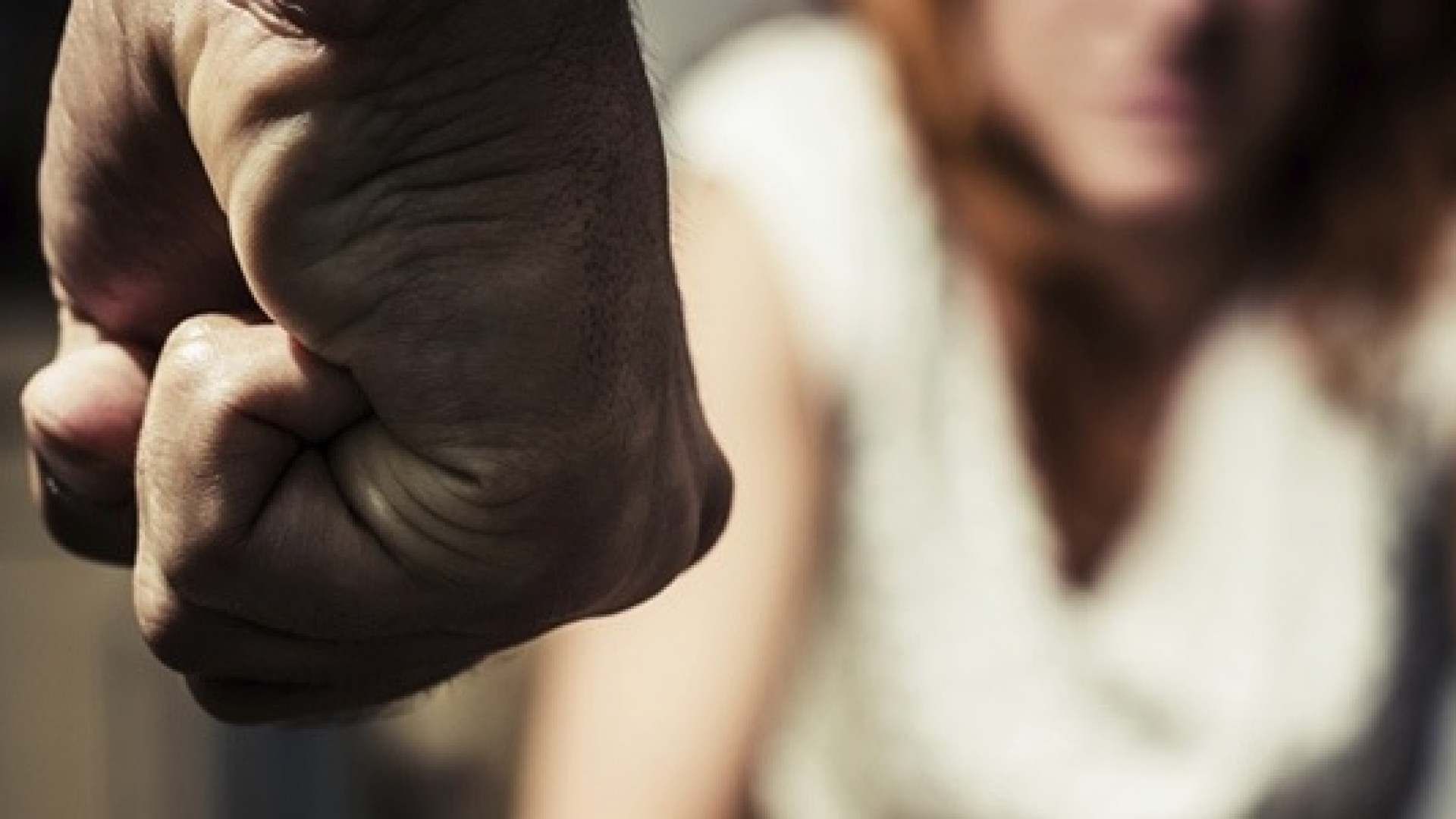 Botte alla moglie davanti ai figli: arrestato dalla polizia