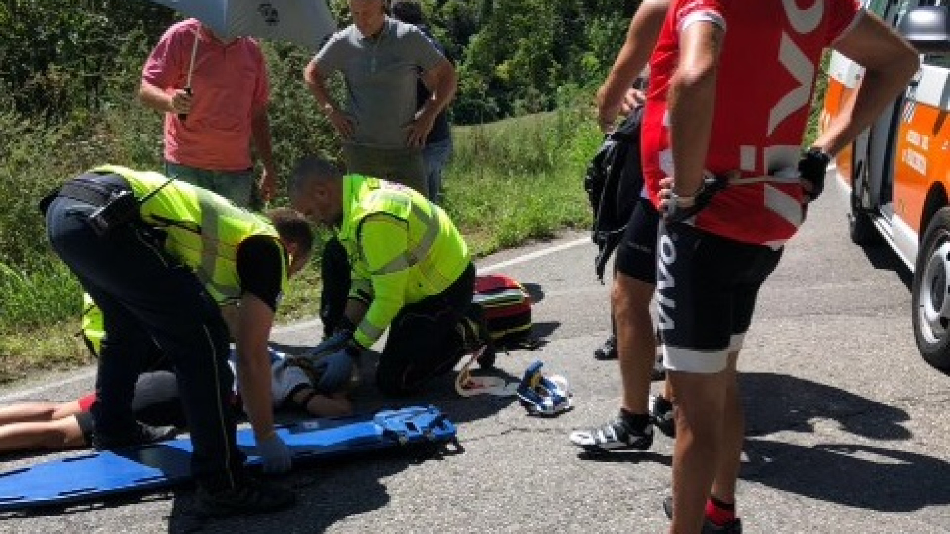 Perde il controllo della bici e cade rovinosamente sulla strada: 40enne trasportata a Parma