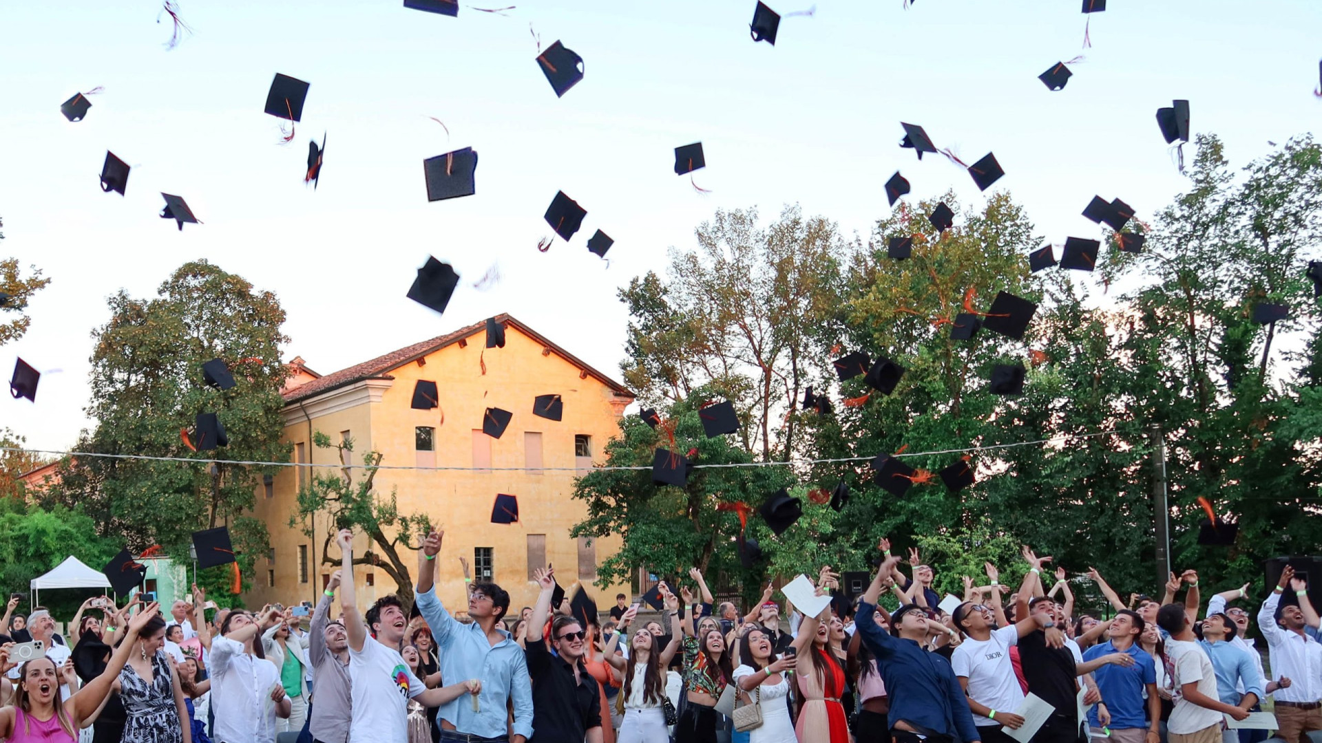 "Diploma-day" al Polo Volta di Castello. Hanno ottenuto la maturità 196 studenti