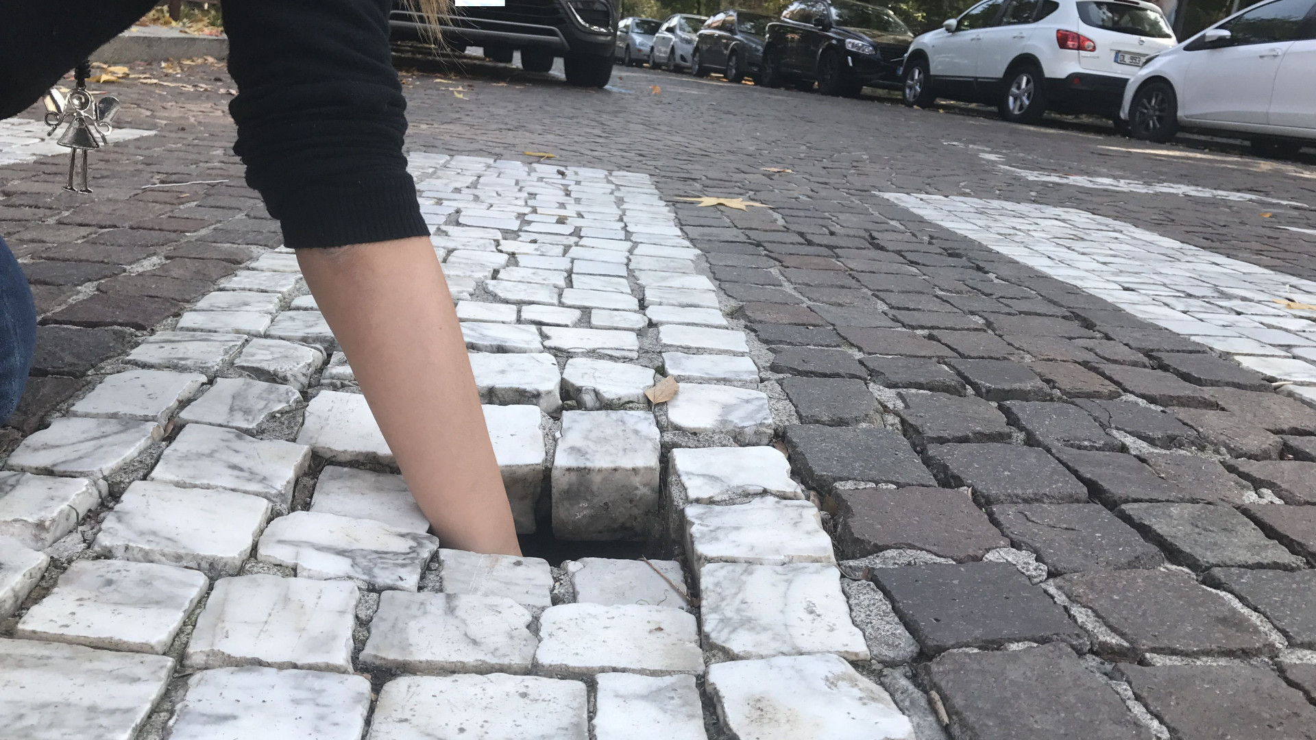 Voragine sotterranea sotto le strisce pedonali a causa della rottura di un condotto fognario. Interviene Iren